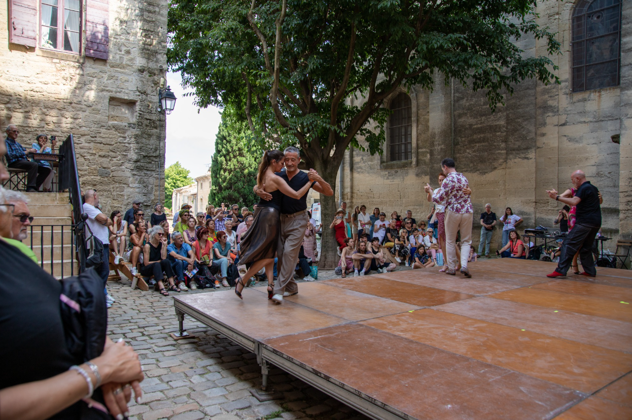 Uzès fête ses 30 ans de danse populaire