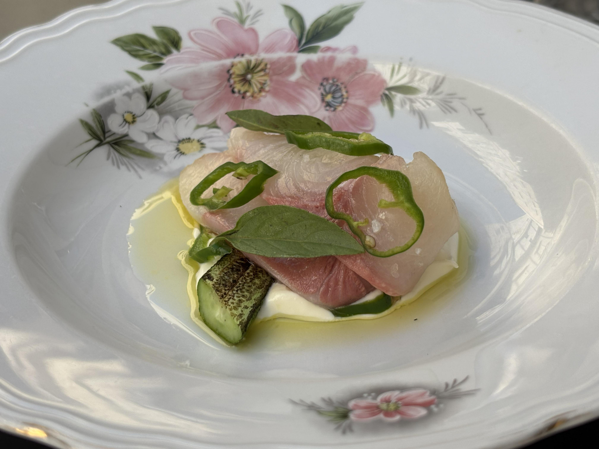 [Recette] Sashimi de sériole, cornichon frais, basilic thaï et piment Gorria