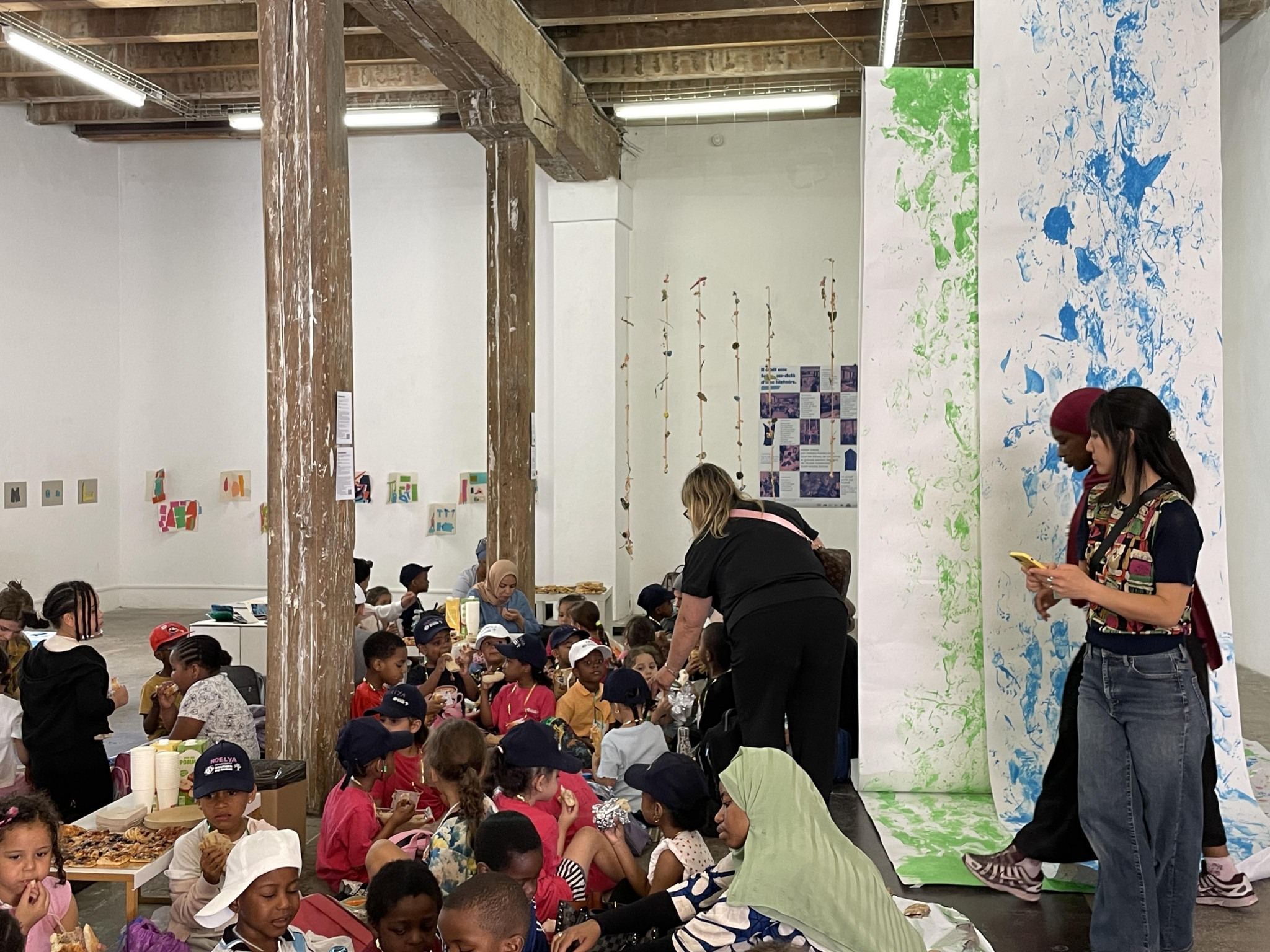 À Marseille, les artistes invitent les élèves de maternelle à créer des œuvres