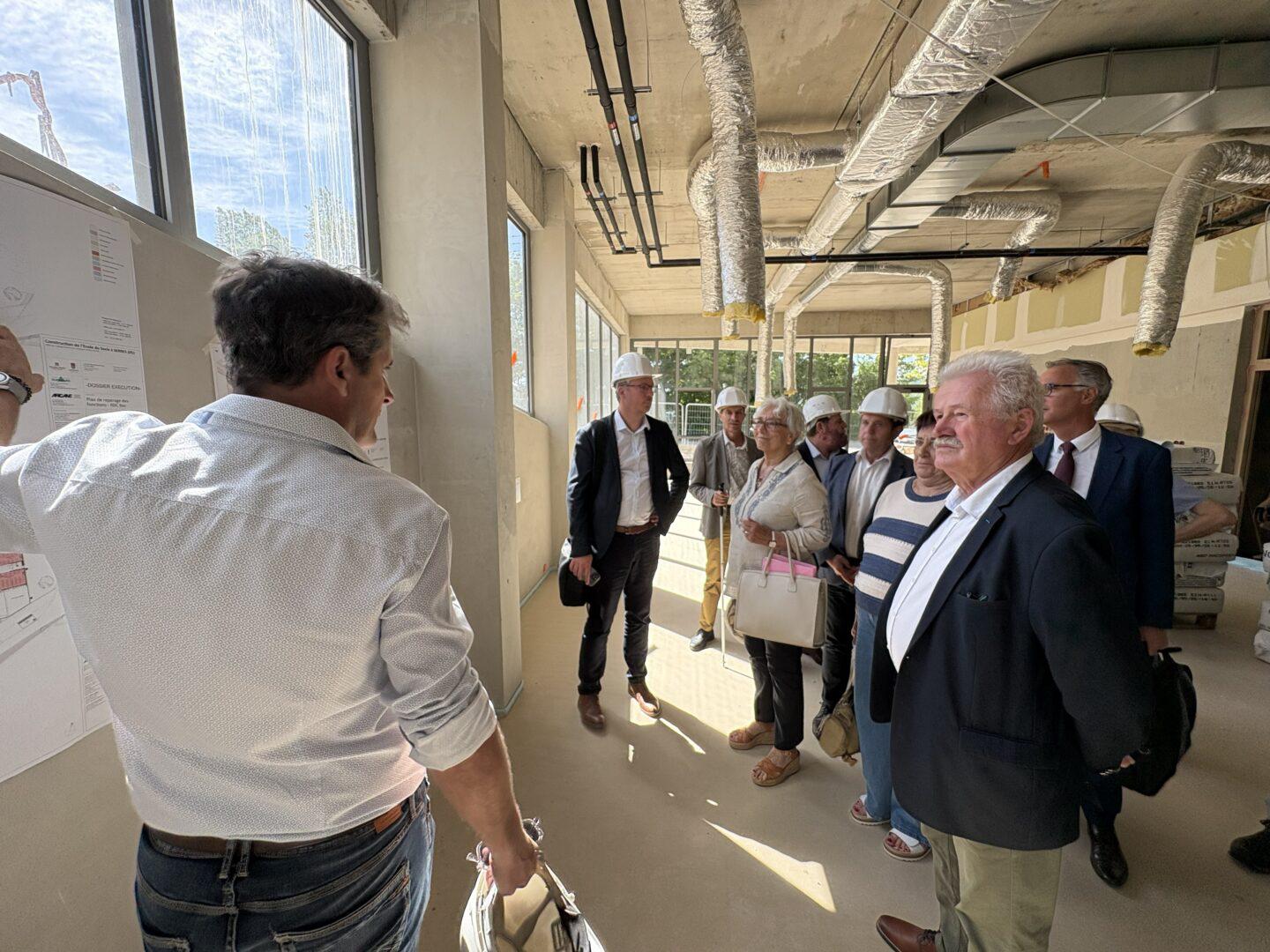 Jean-Marie Bernard visite le futur site scolaire à Serres
