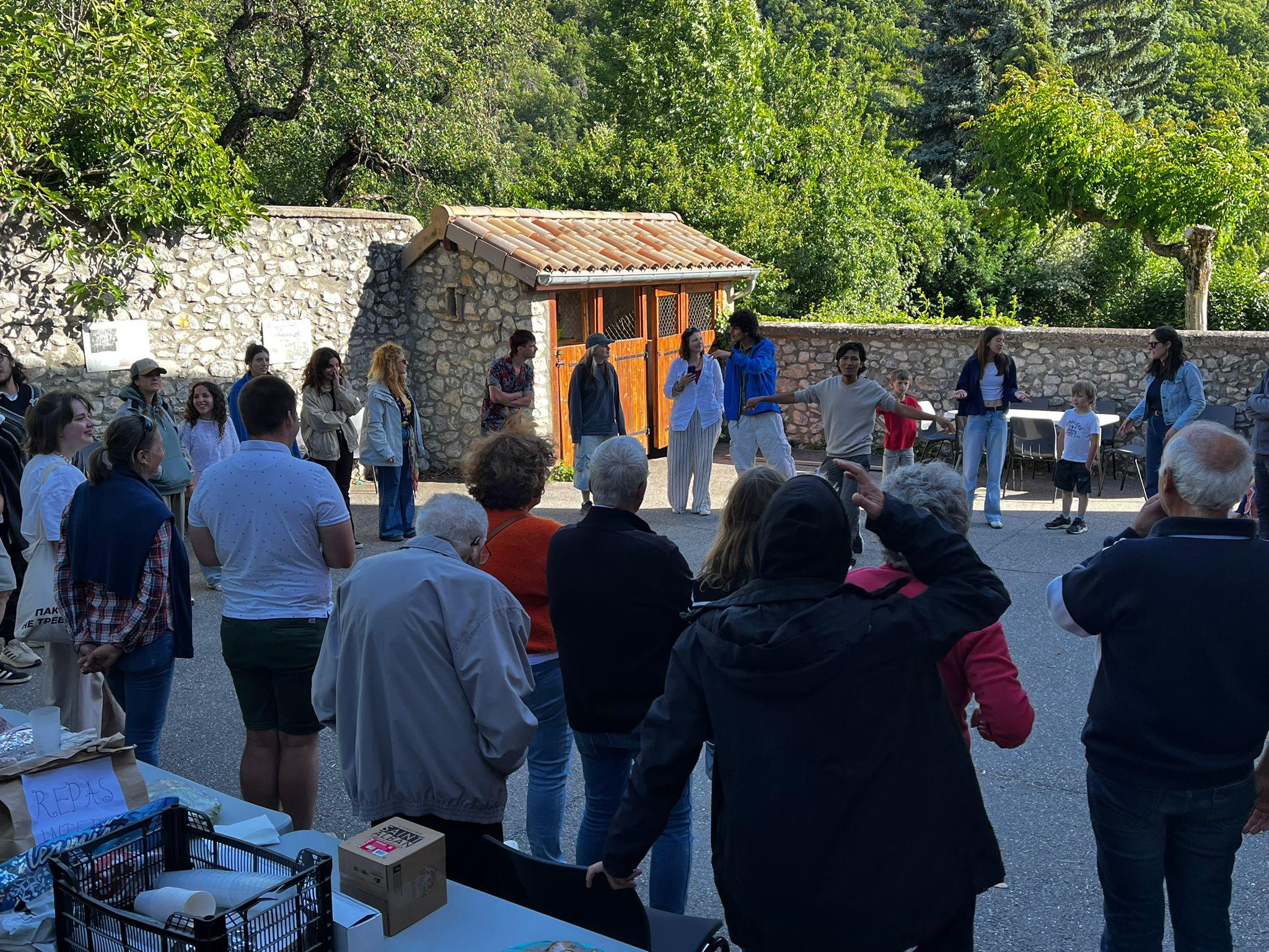 Des jeunes venus du monde entier animent un petit village des Hautes-Alpes