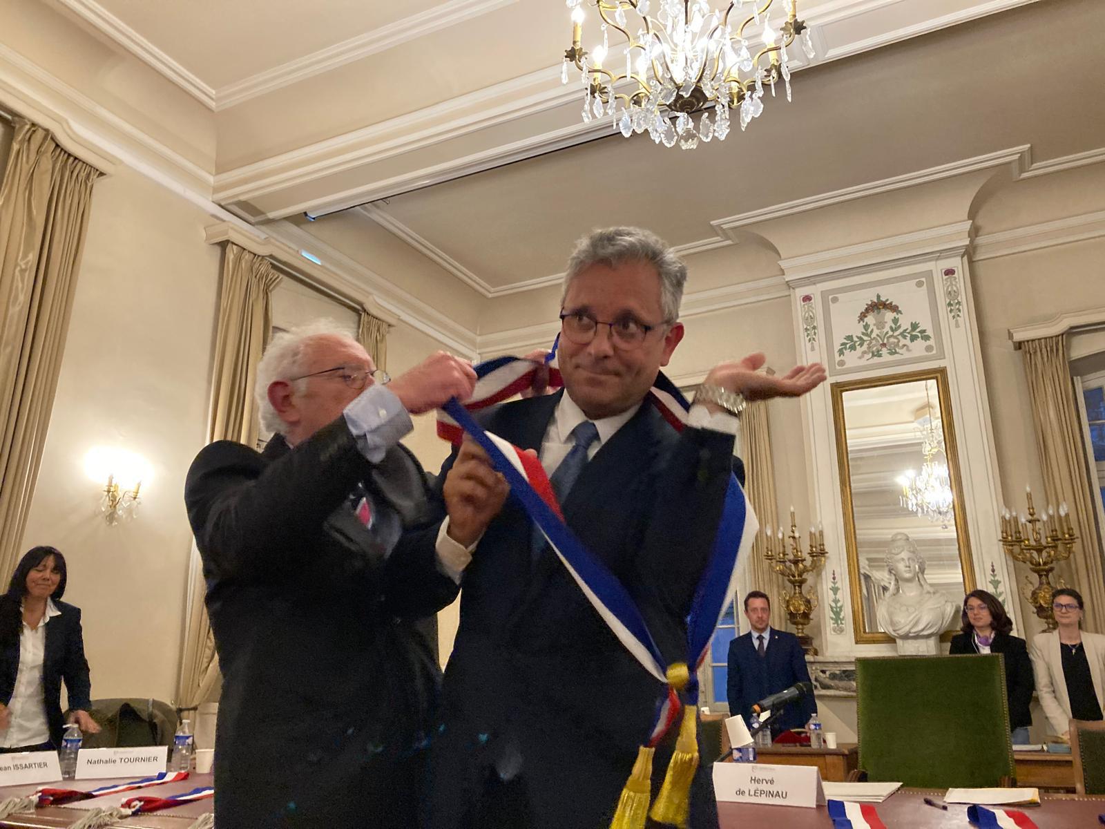 À peine installée, l’extrême droite affiche clairement ses idées