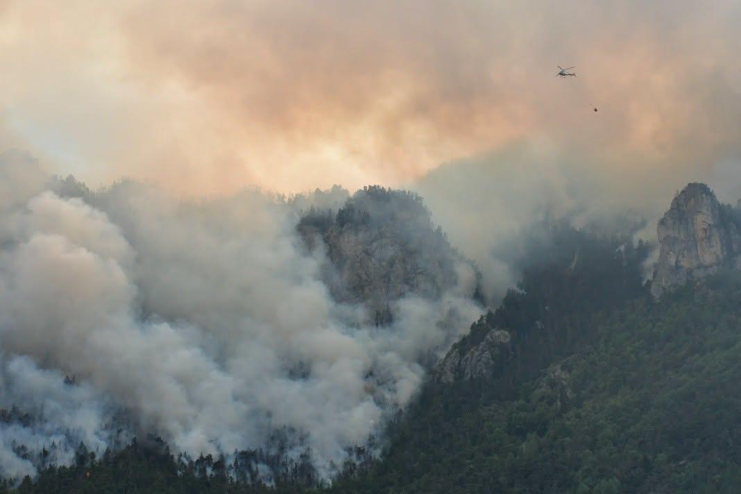 Dans les Alpes, le secteur du Bois noir en feu