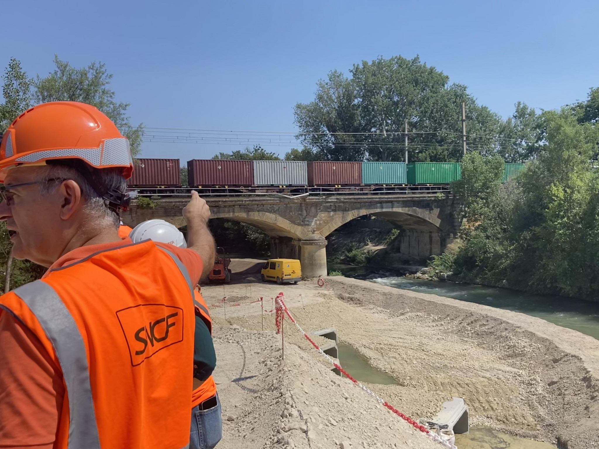 Les pieds dans l’eau, la SNCF rénove le viaduc de Bédarrides