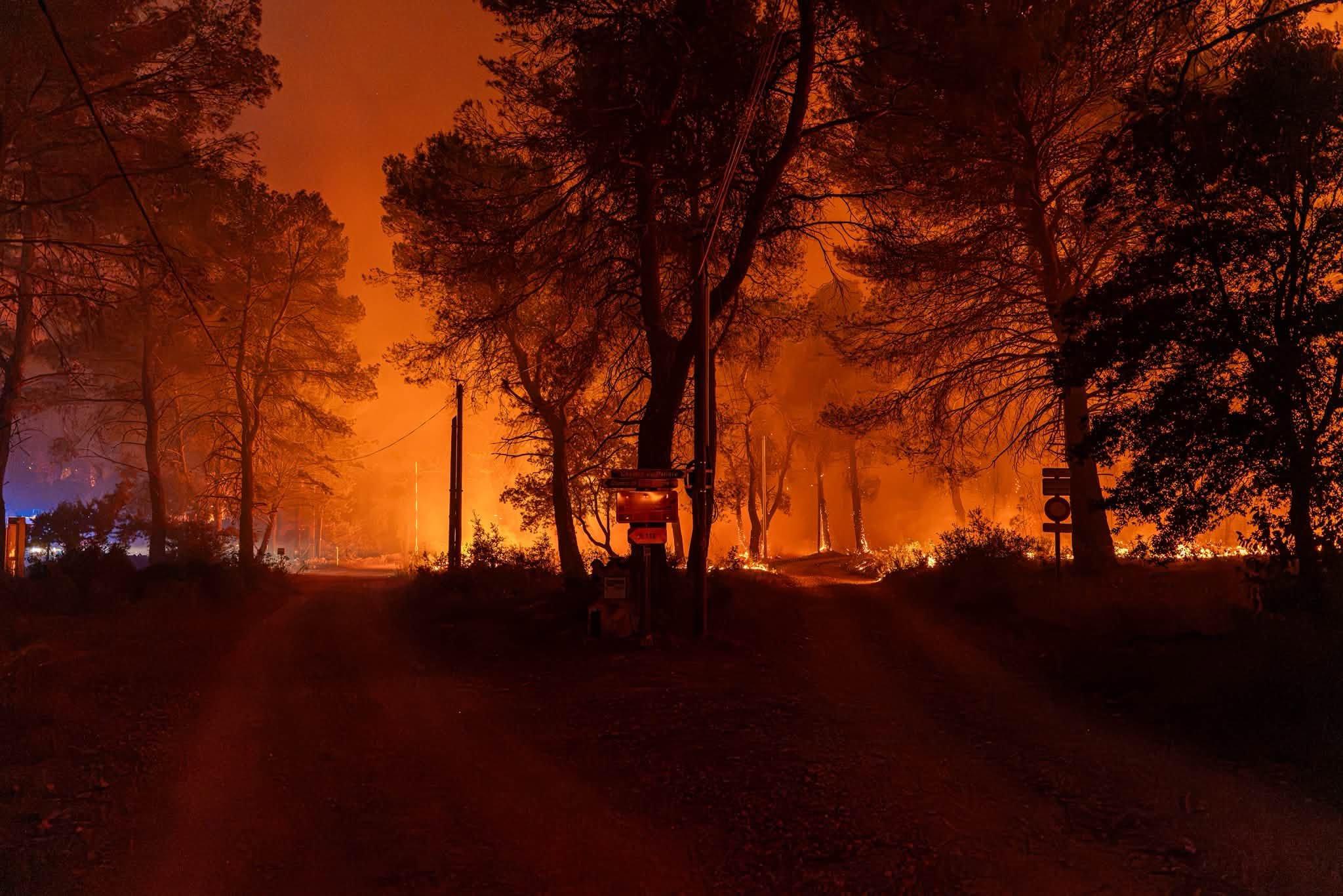 Plusieurs reprises de feu ont empêché de fixer l’incendie dans le Gros Bessillon vendredi