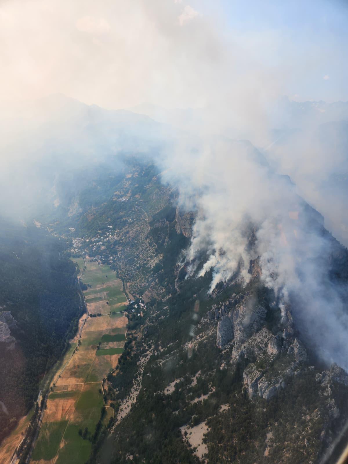Le feu ralentit dans les Hautes-Alpes, les écologistes montent au créneau