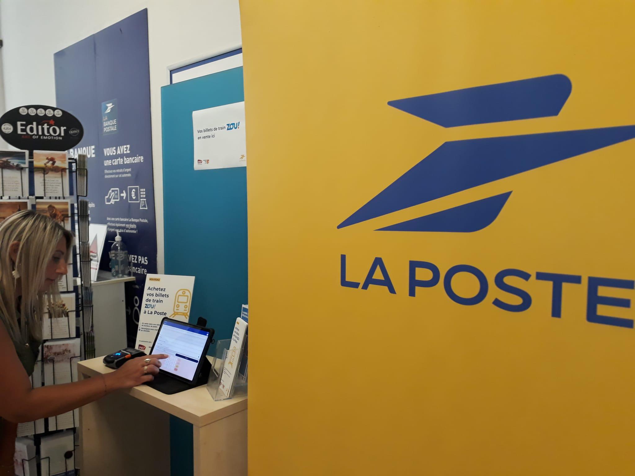 Des billets de trains en vente entre les timbres et les colis