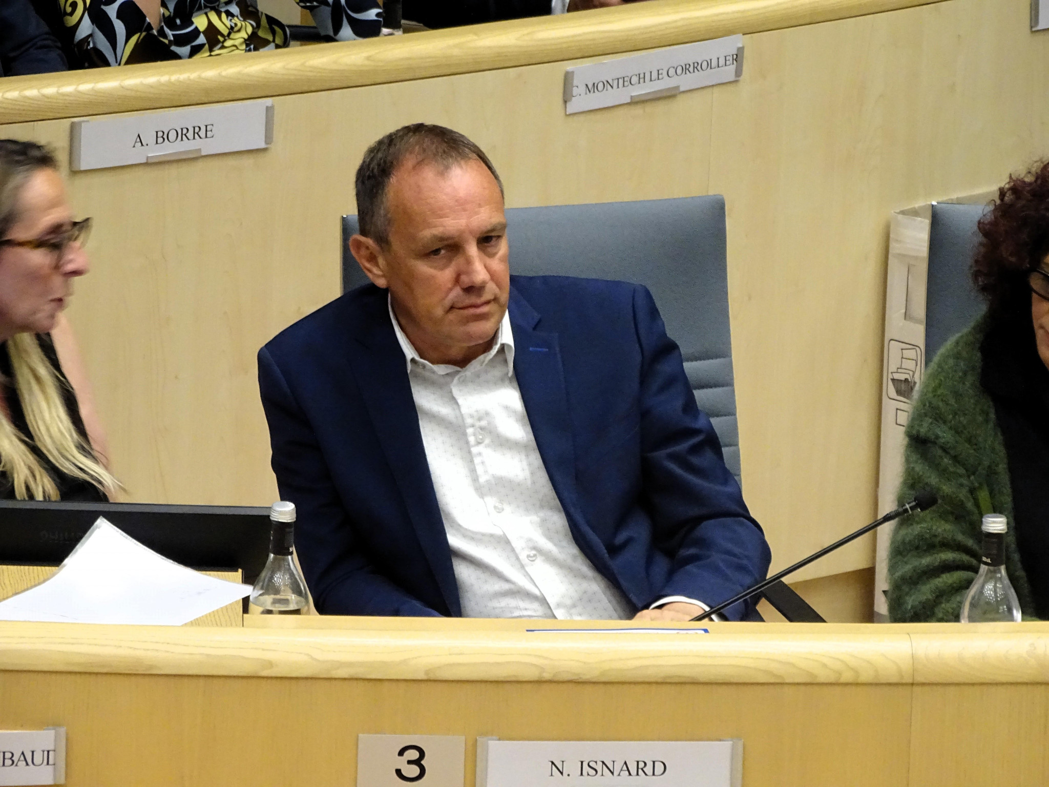 Nicolas Isnard tente de trouver une issue budgétaire