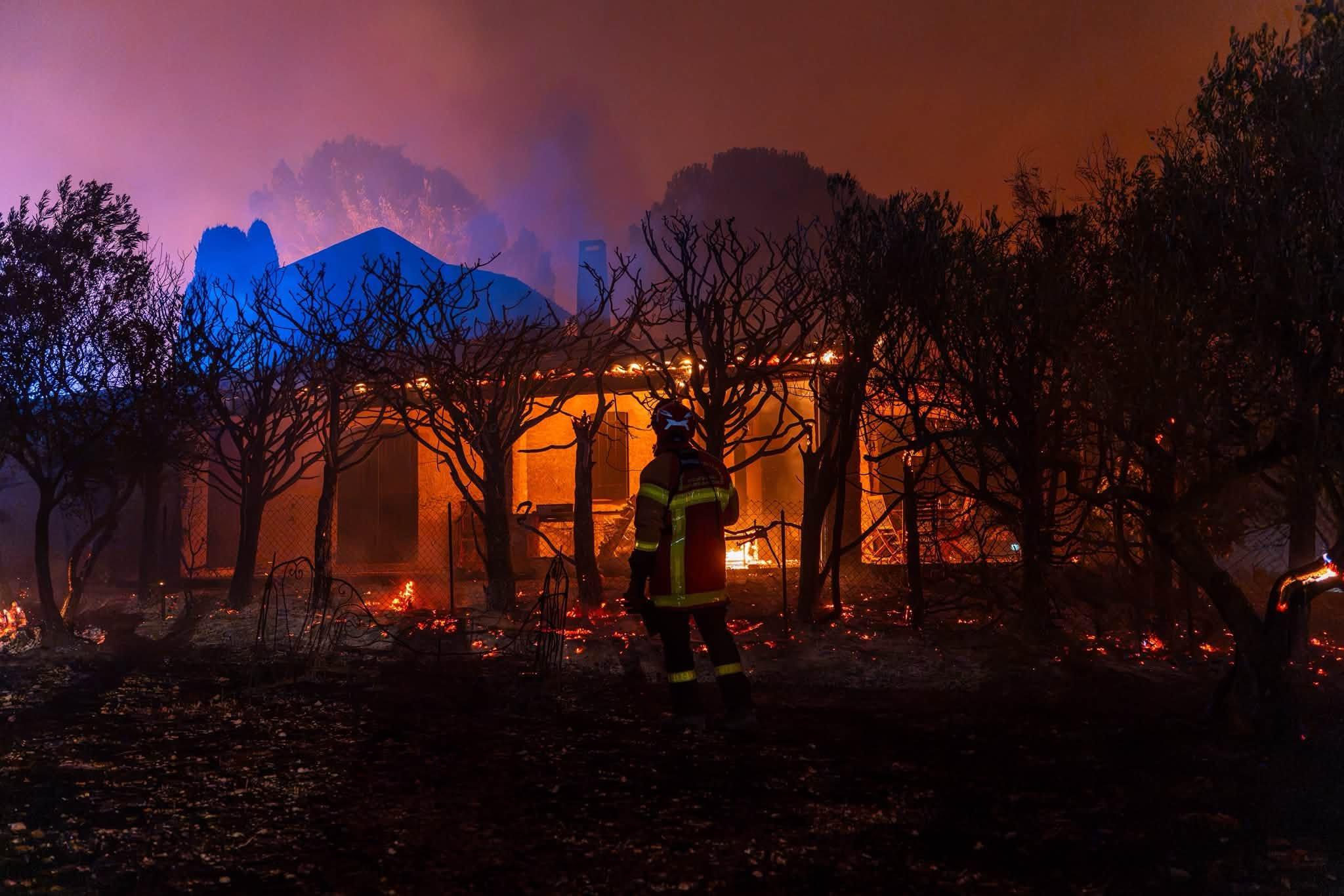 L’incendie progresse dans le Gros Bessillon, 4&nbsp;500 hectares ravagés