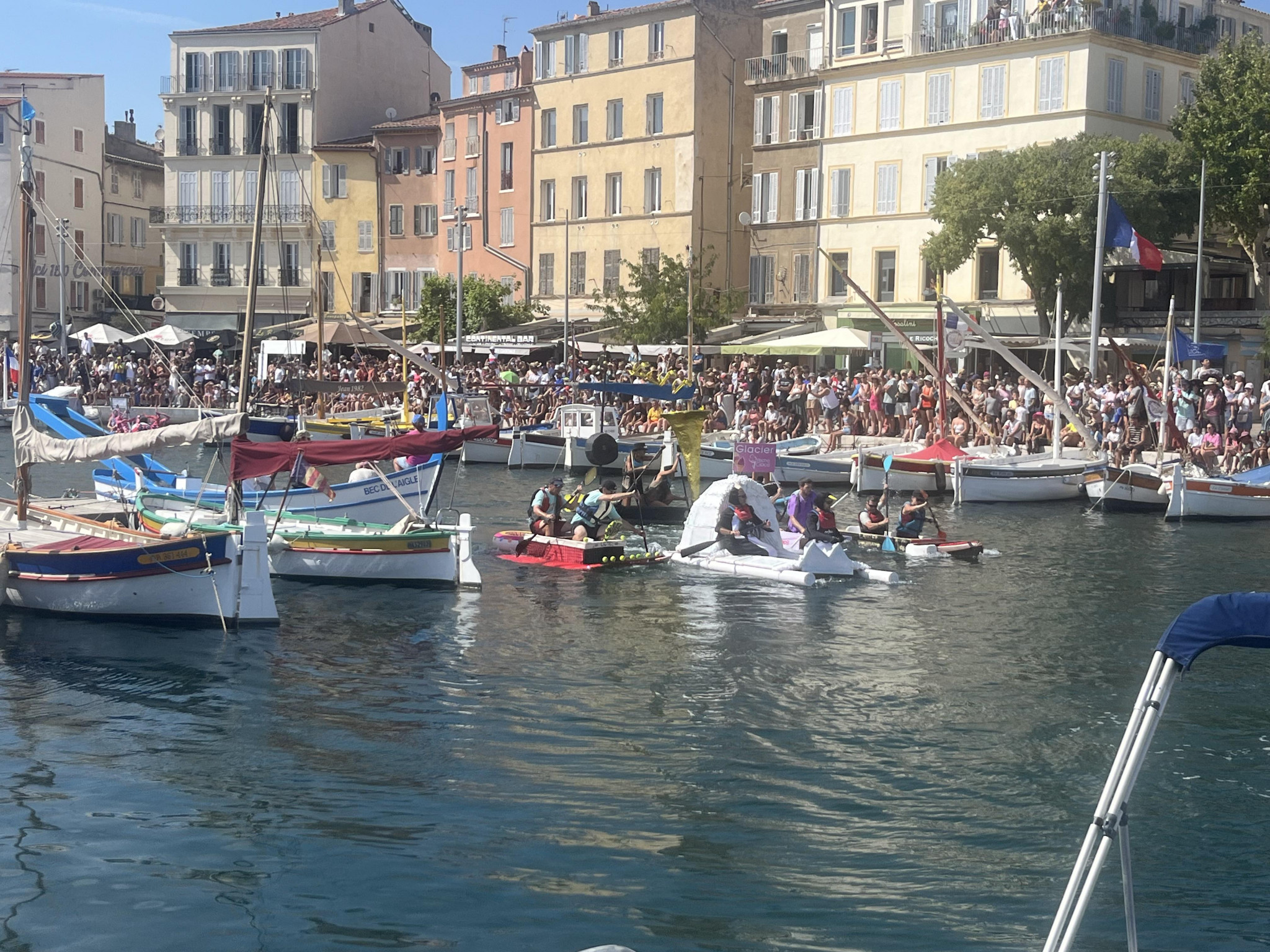 À La Ciotat, une course de baignoires toujours plus déjantée