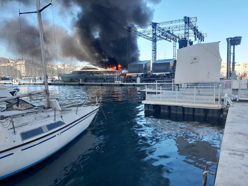 [Maj] Les deux bateaux en feu sur le Vieux-Port de Marseille ont coulé