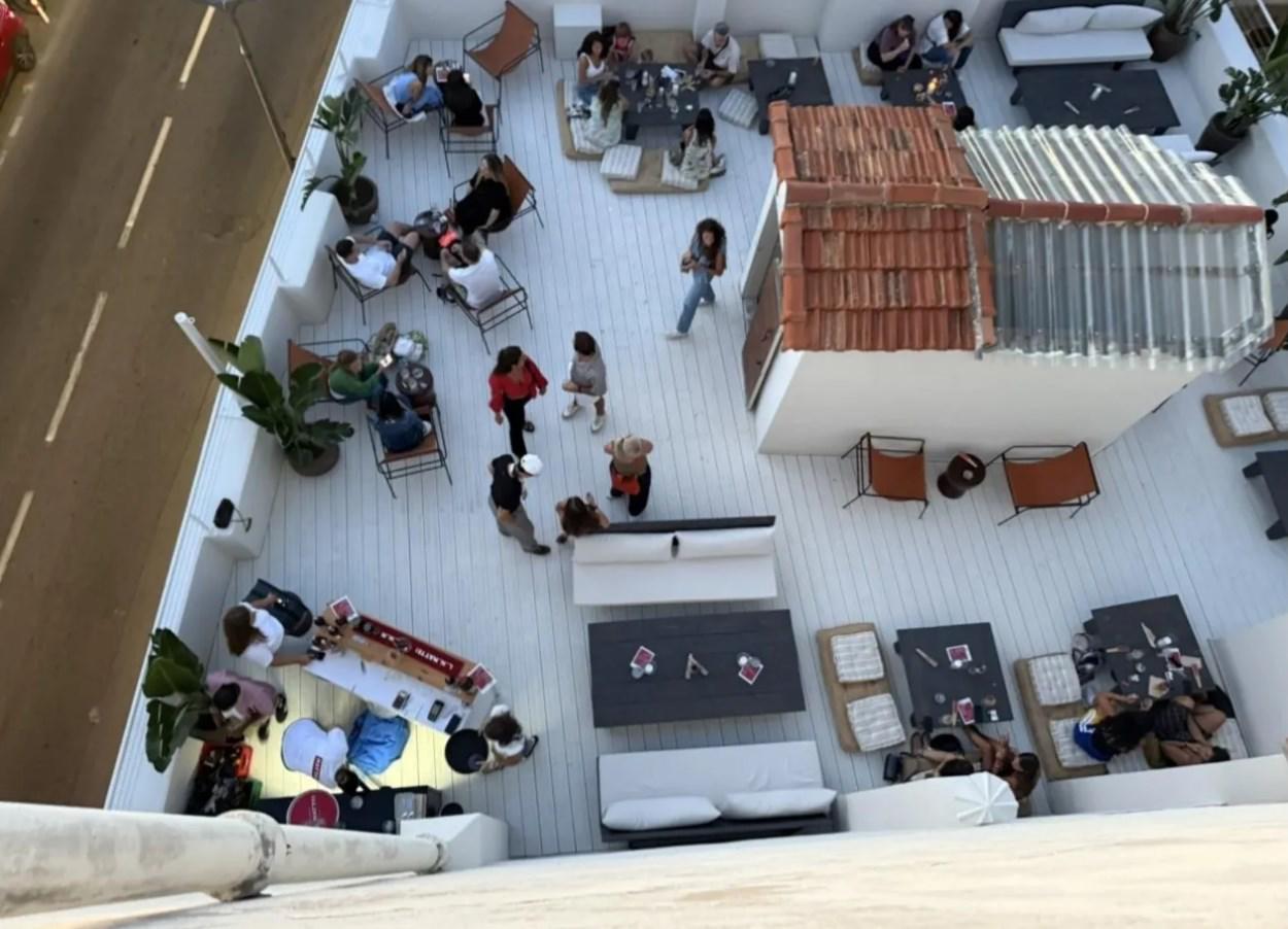Les voisins d’un rooftop illégal obtiennent sa fermeture en référé