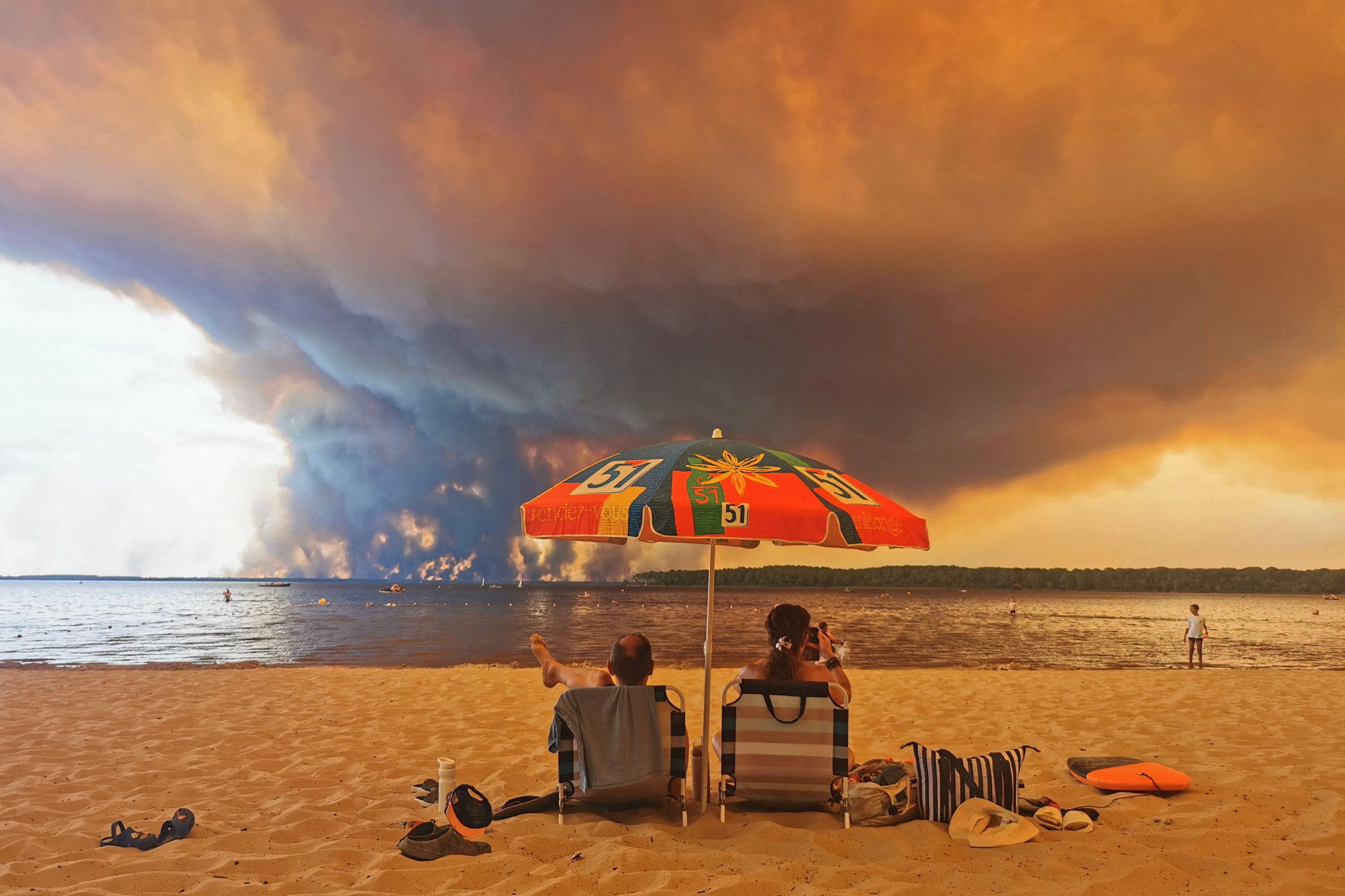 Deux incendies dantesques dévorent le sud