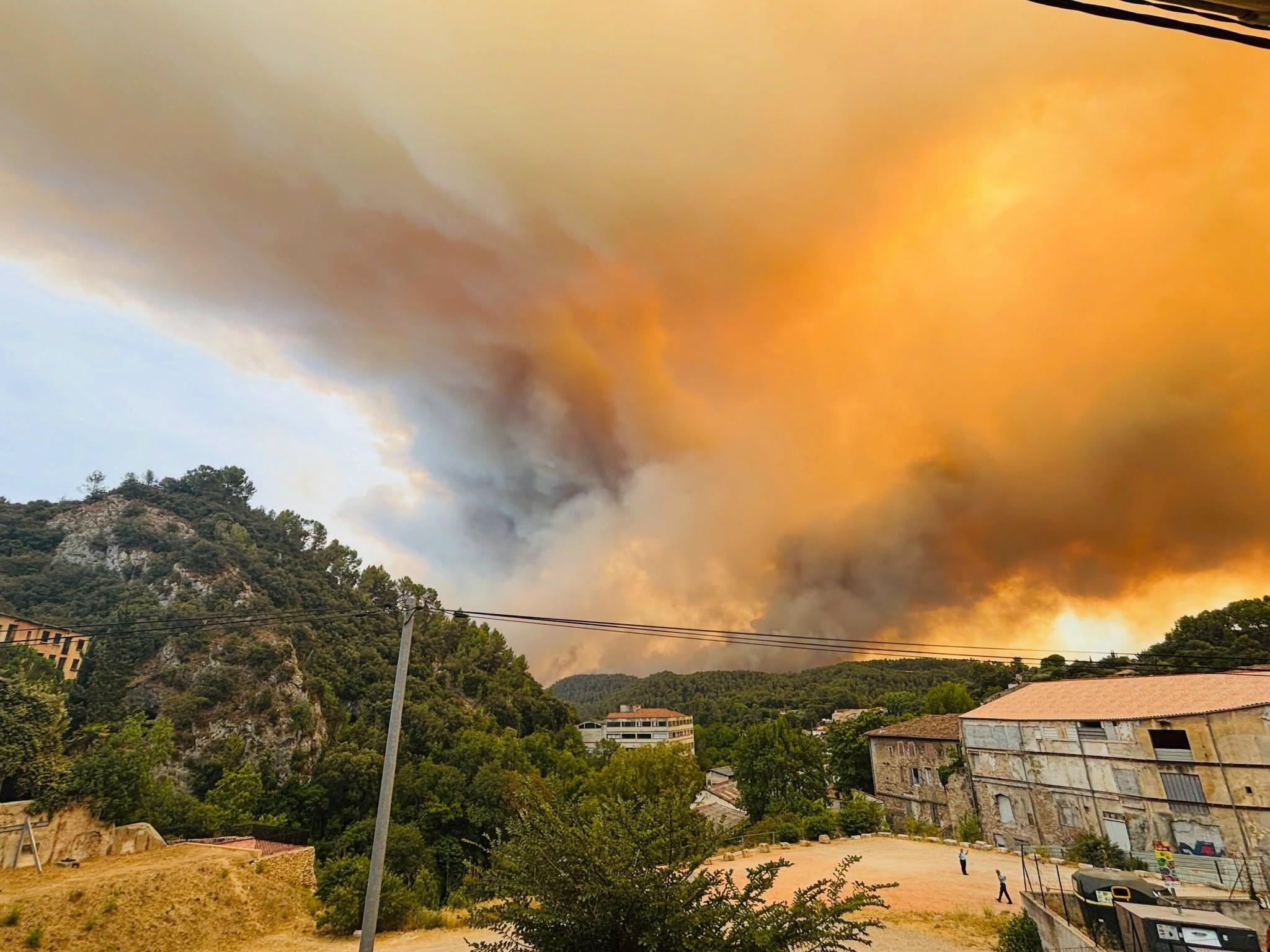 Incendie dans le Var : 4000 hectares brûlés, reprises de feu en direction de plusieurs villages