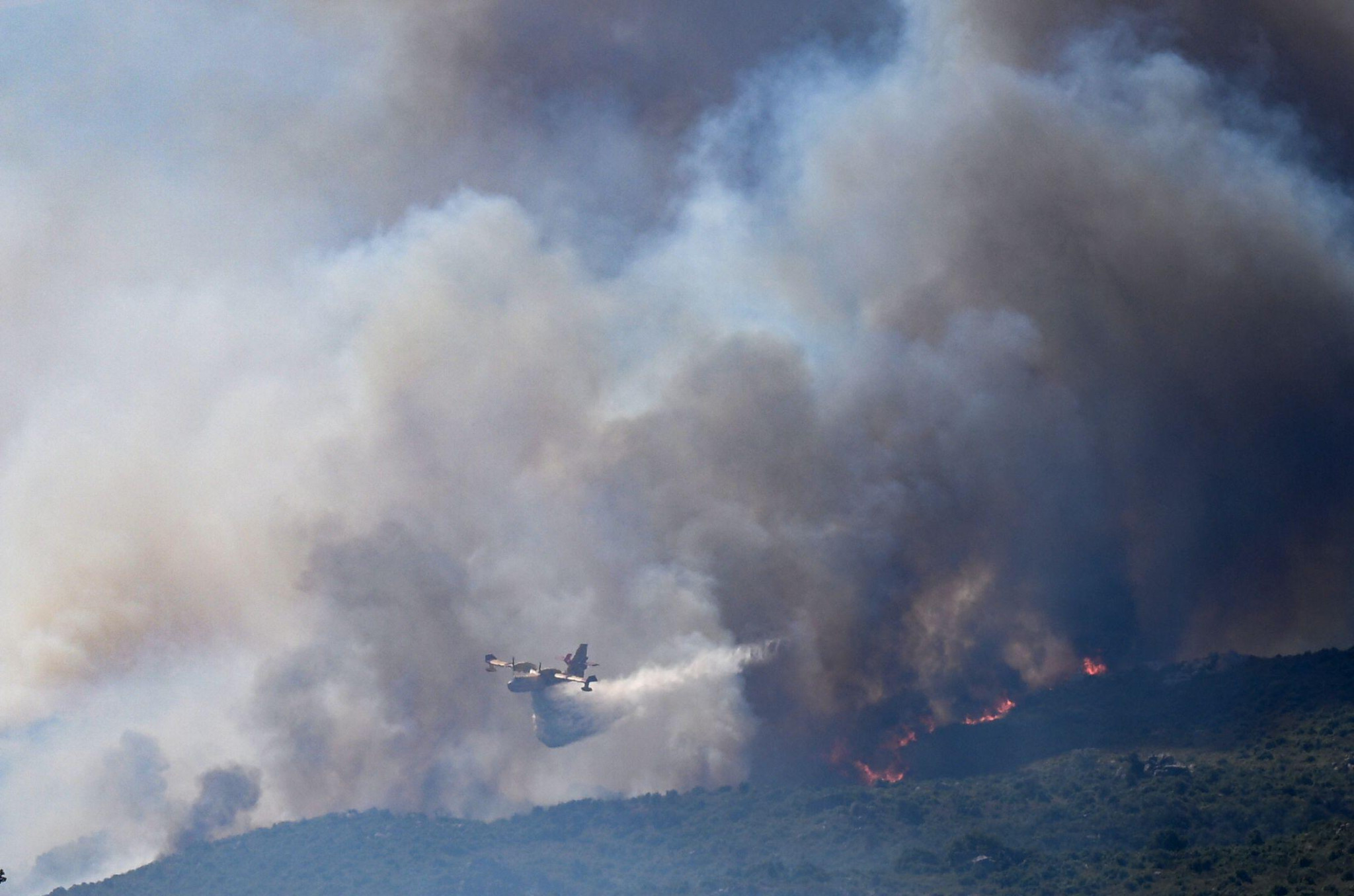 Plus de 10 000 évacués dans les Pyrénées-Orientales face à l’avancée de l’incendie