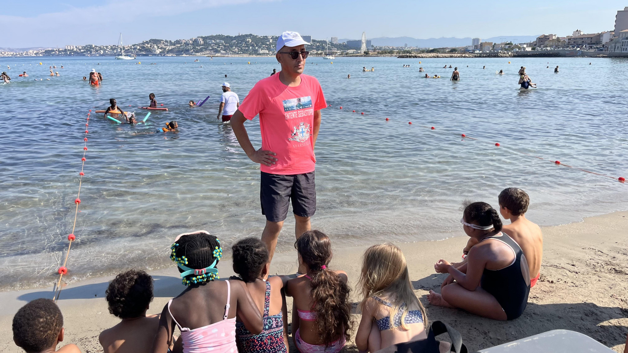Des cours gratuits pour que les petits Marseillais apprennent à nager en mer
