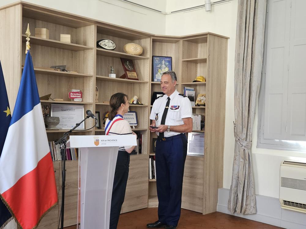 Une médaille remise au général Arnaud Browaeys