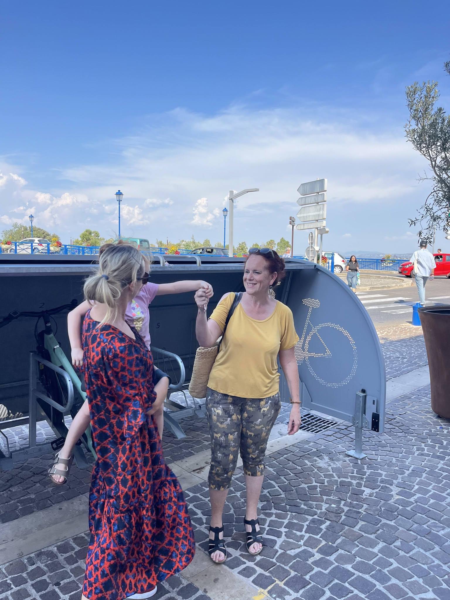 À Martigues, les premiers usagers reçoivent les clés des nouveaux box à vélos