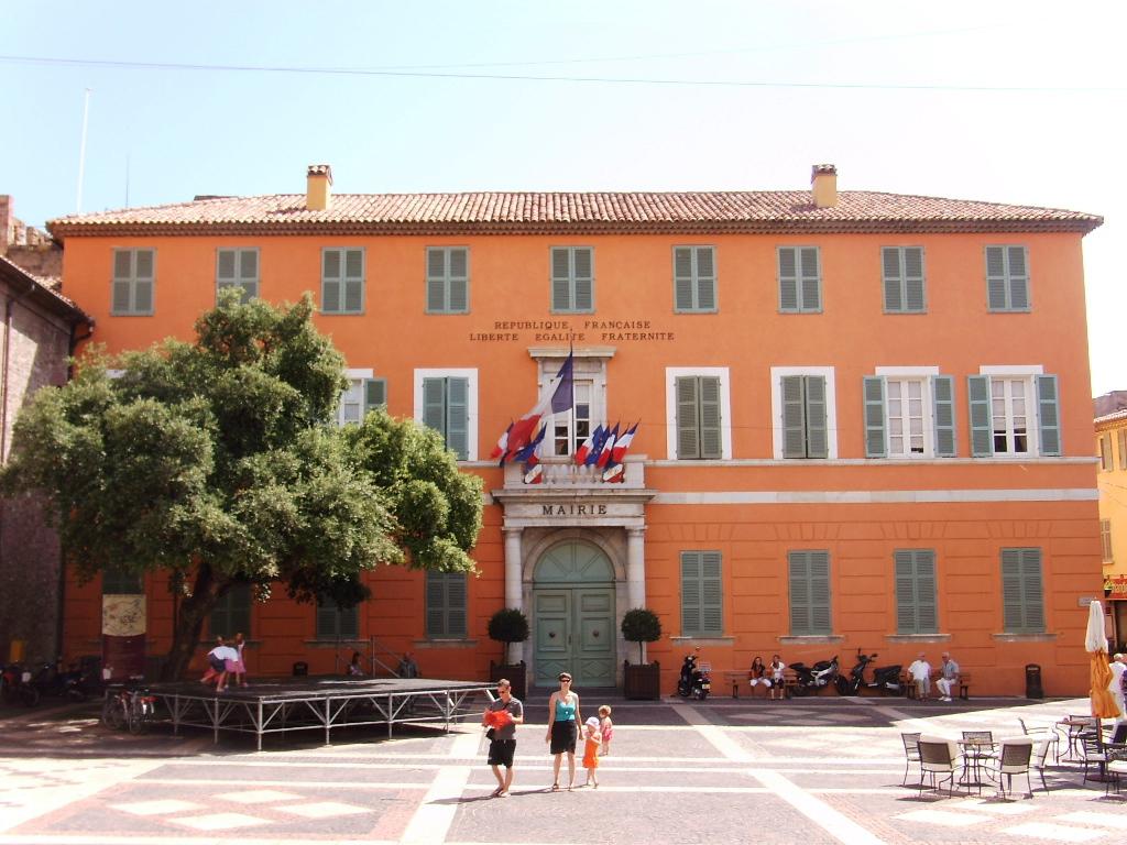 David Rachline forcé de retirer une banderole xénophobe de la façade de la mairie de Fréjus