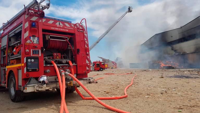 Des déchets stockés à l’air libre prennent feu au centre Suez d’Istres