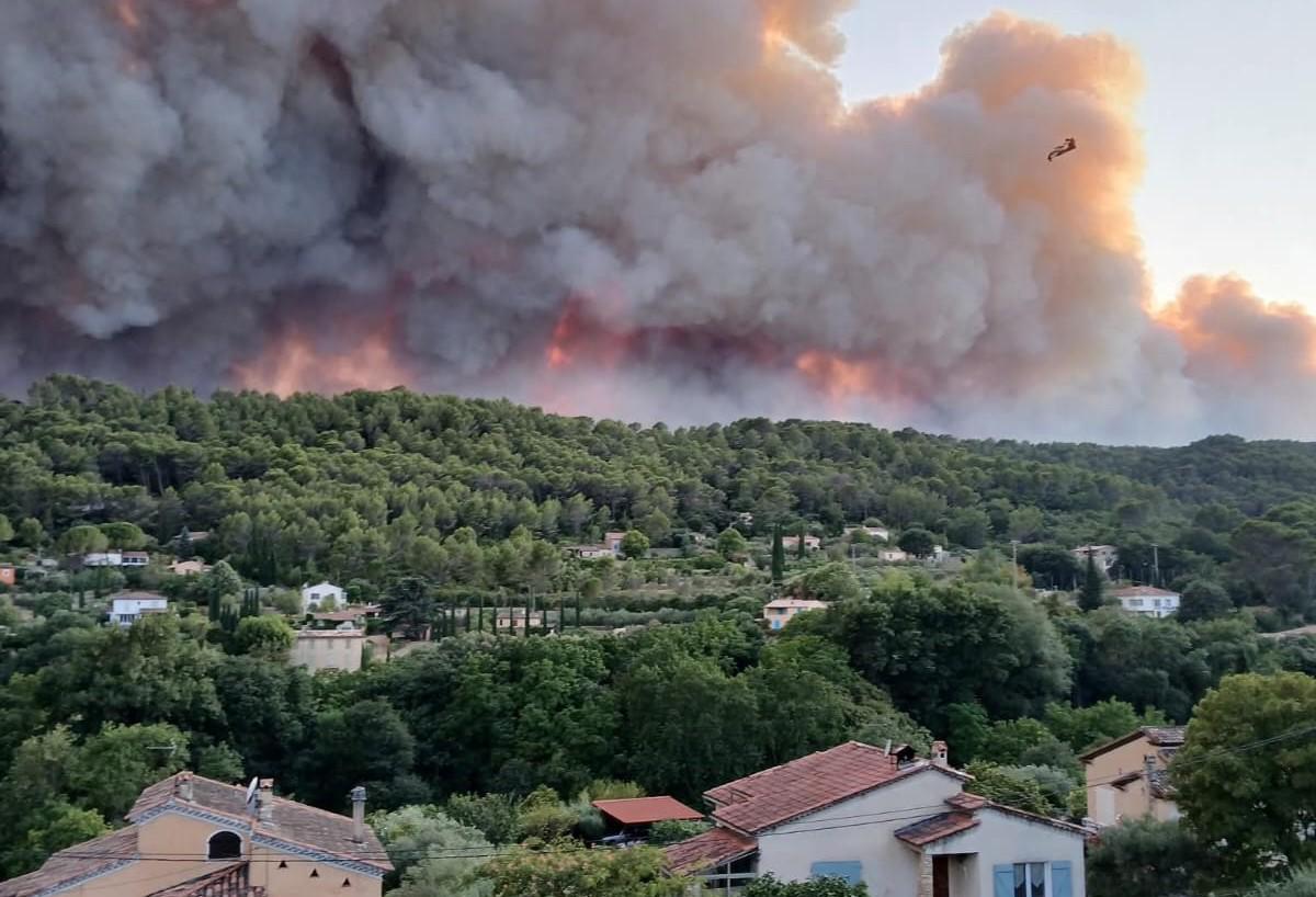 50 à 100 nouveaux départs de feu dans le Gros Bessillon, espoir de fixer le feu vendredi ou samedi
