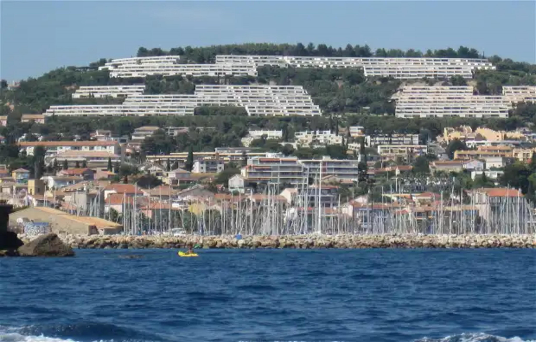 Les grosses ficelles du maire de Bandol pour s’extraire de ses obligations légales