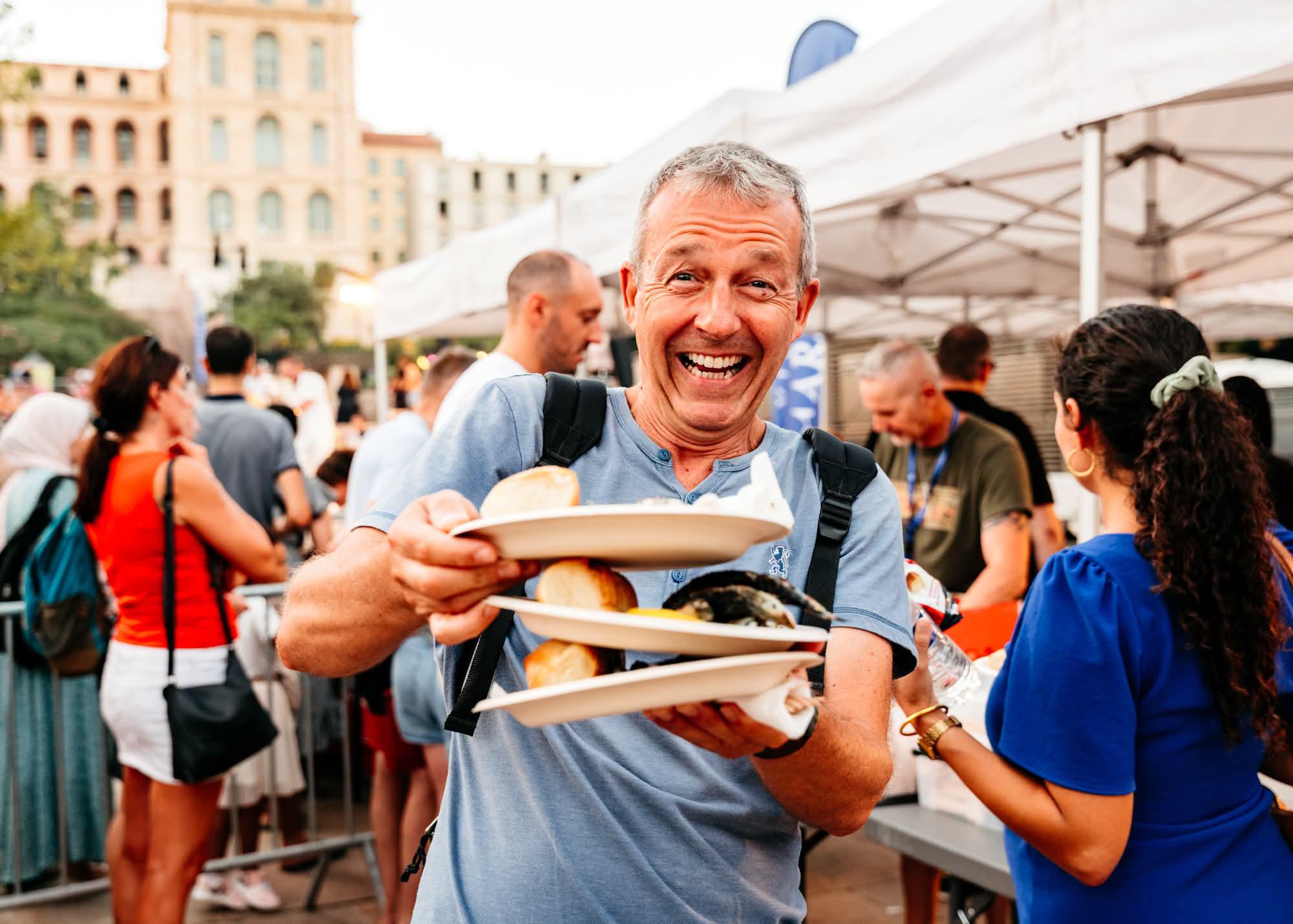 Près de 2 000 fadas de sardines sur le Vieux-port de Marseille