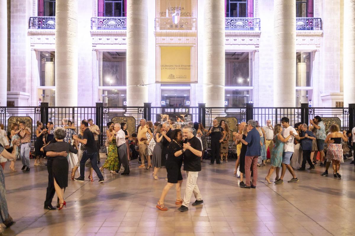 [C’est l’été] À Marseille, les jeudis, tango nocturne place de l’Opéra