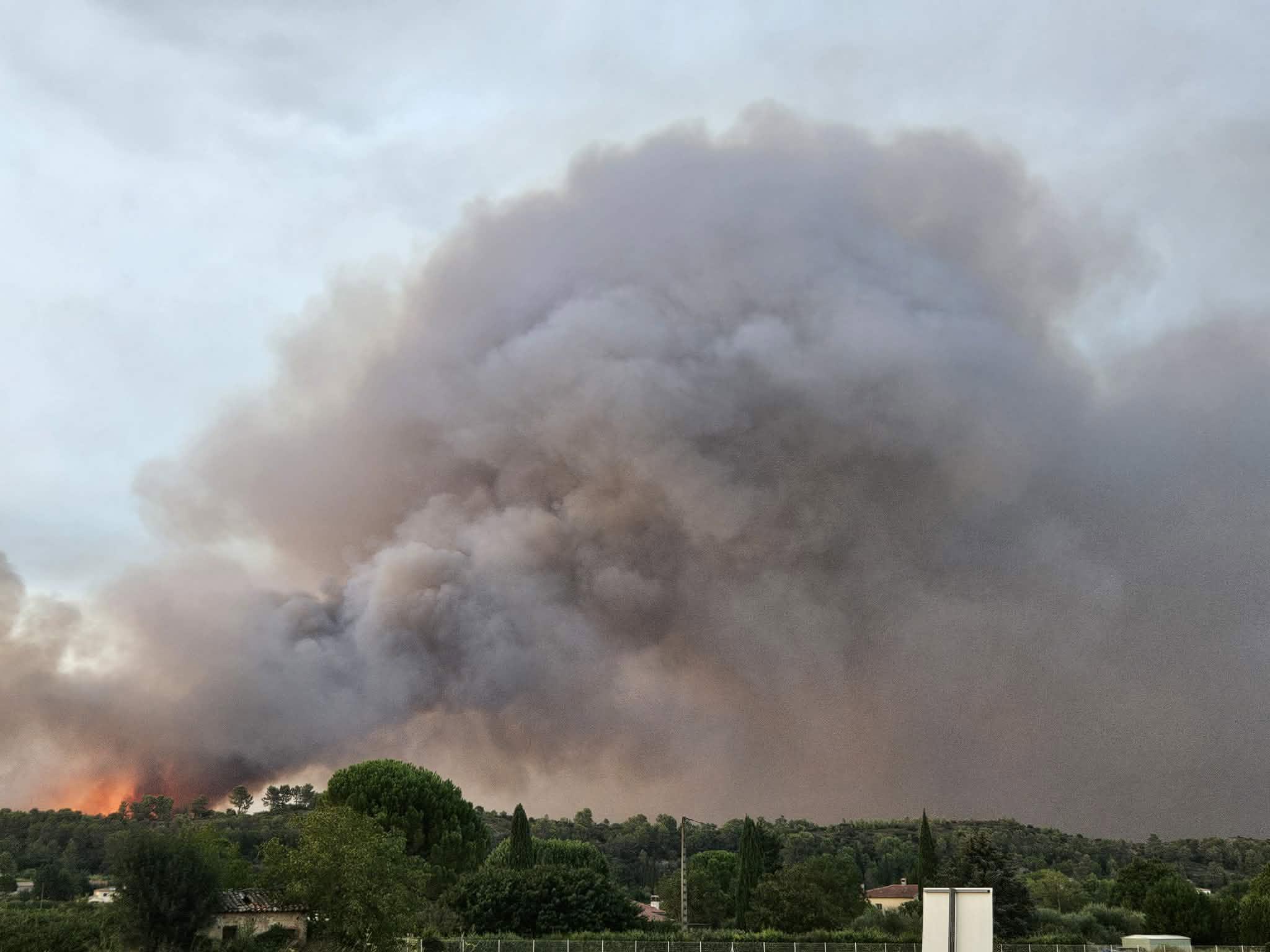 Le feu reprend à l’ouest de Correns dans le Var