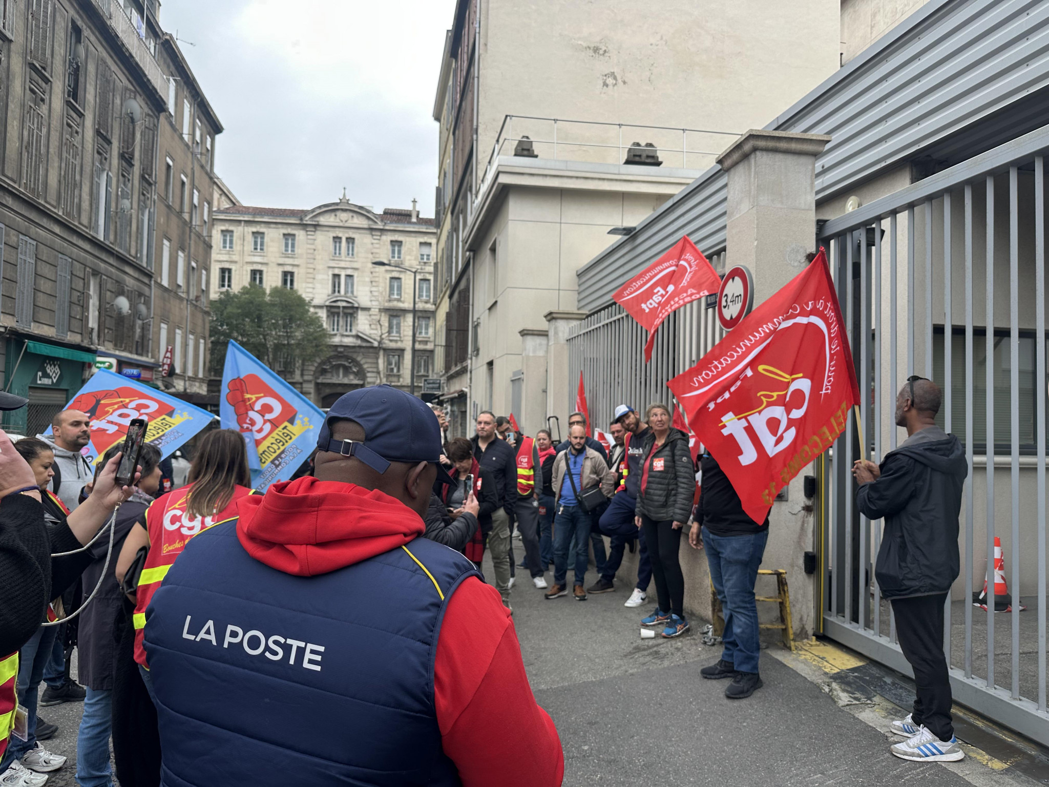À Marseille, la CGT soutient une factrice menacée de sanctions