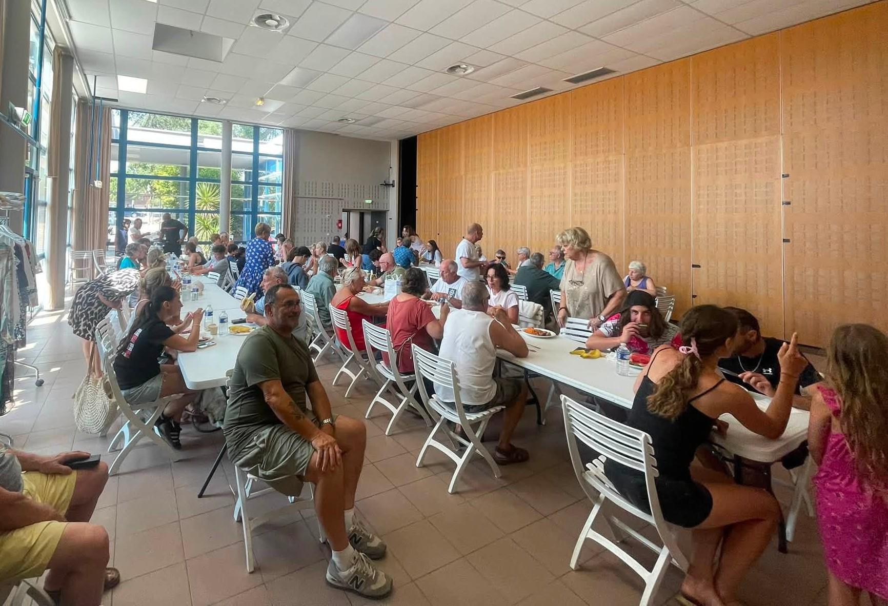 Au centre d’hébergement de Lorgues, la solidarité pour réchauffer le cœur des évacués de l’incendie du Gros Bessillon