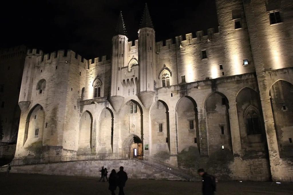 La cité des Papes d’Avignon de nuit