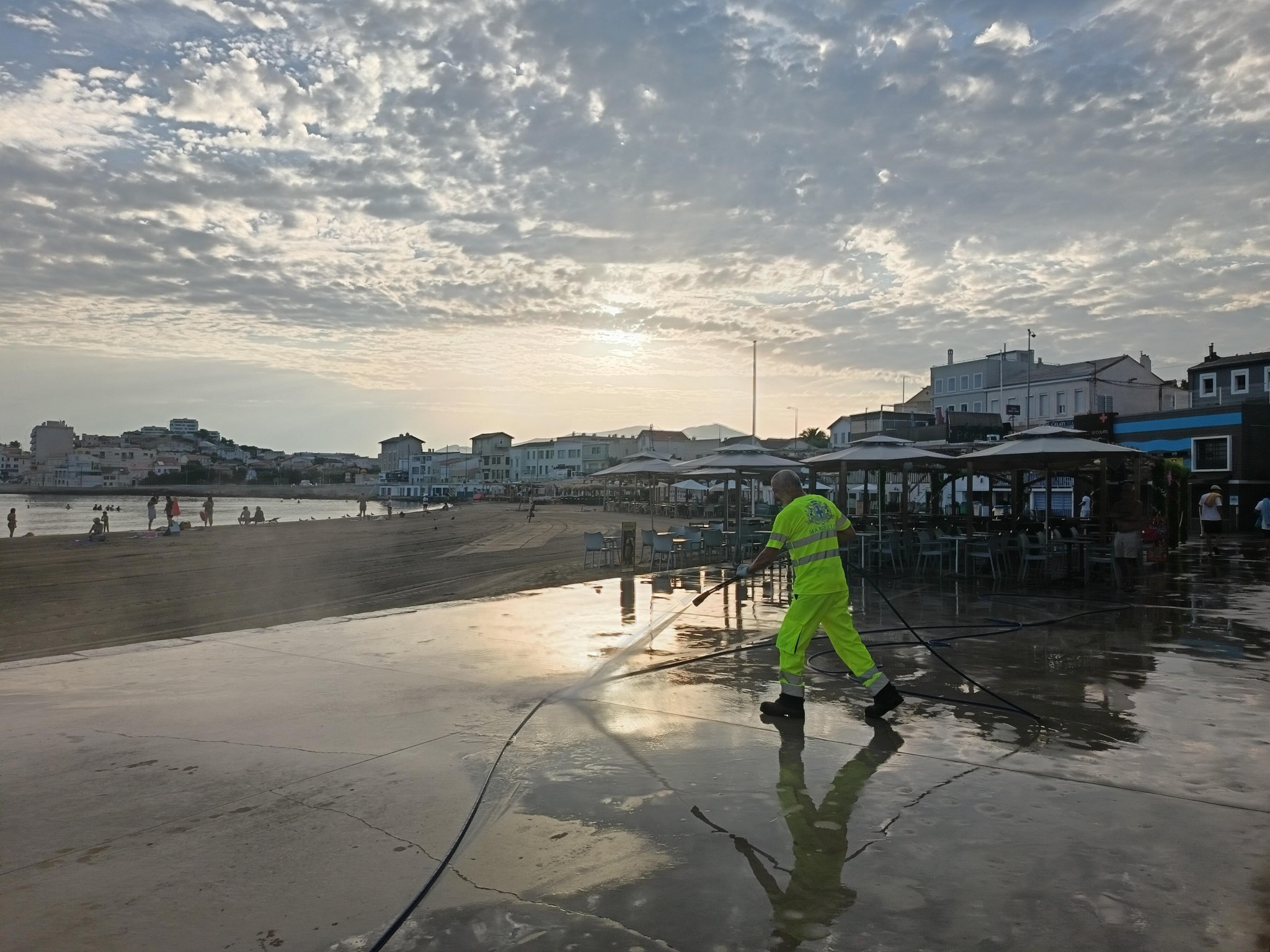 Des moyens supplémentaires pour nettoyer les plages de Marseille pendant l’été