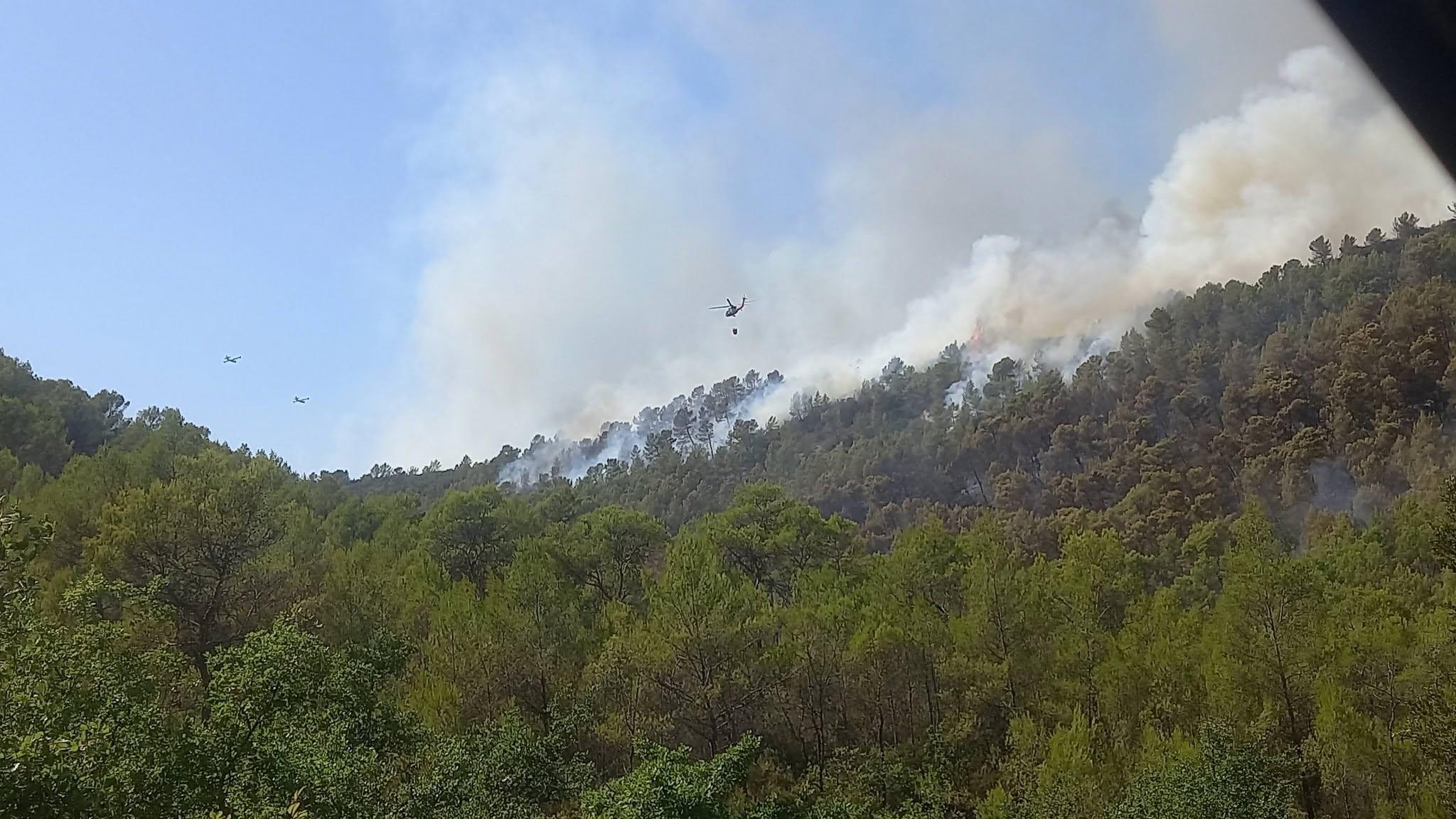 Var : 1800 hectares parcourus par le feu depuis vendredi mais le pire évité dans le Gros Bessillon