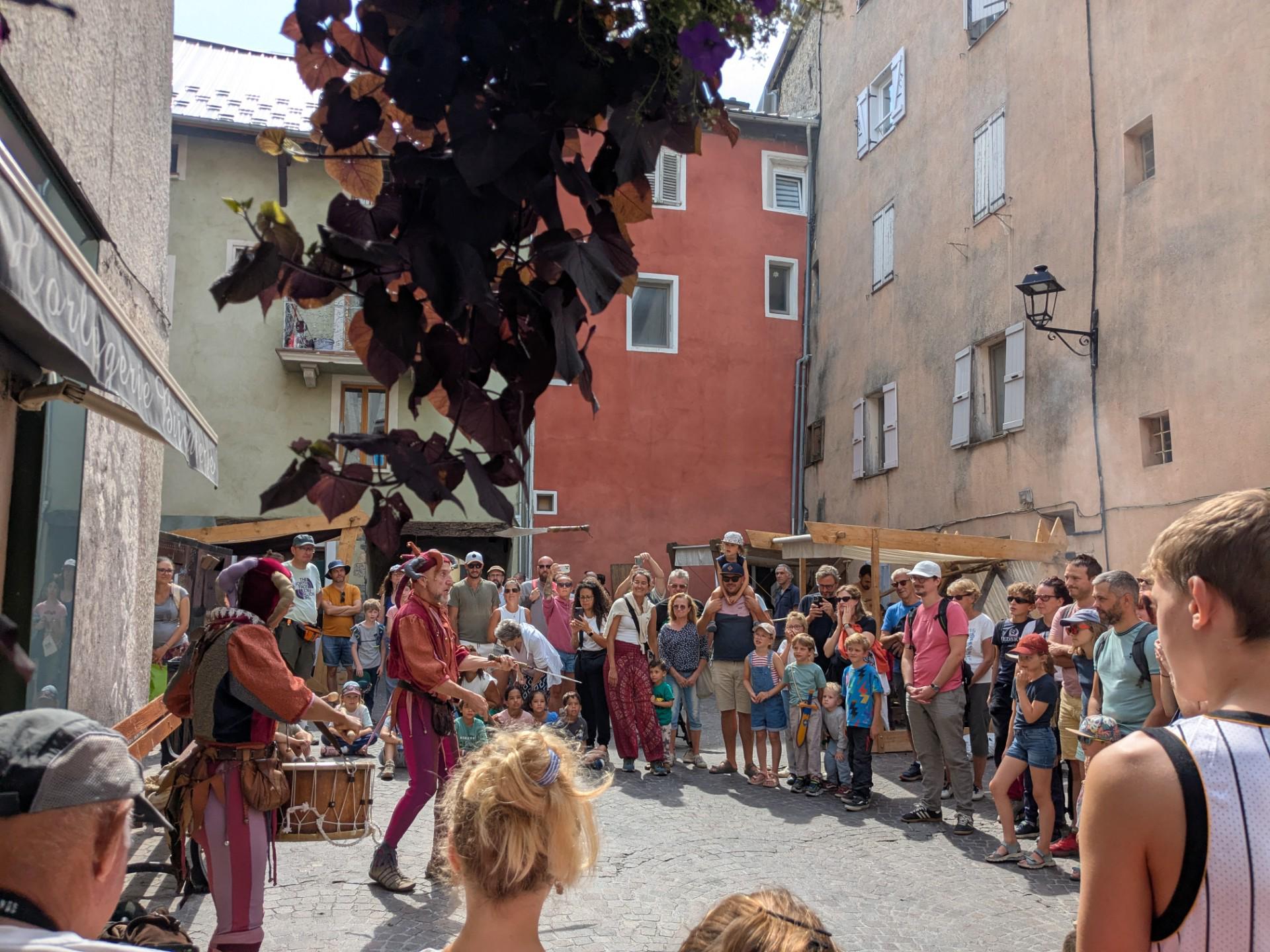 Italien et Français fêtent ensemble leur patrimoine médiéval à Embrun