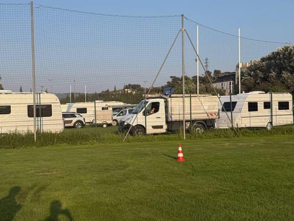 Des caravanes occupent à nouveau des terrains de rugby à Marseille