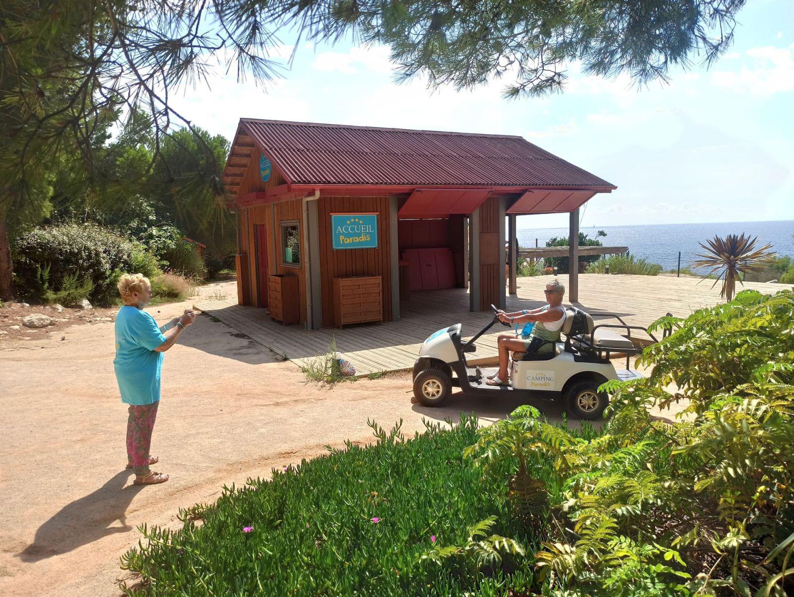 [C’est l’été] Dans les décors de Camping Paradis à Martigues