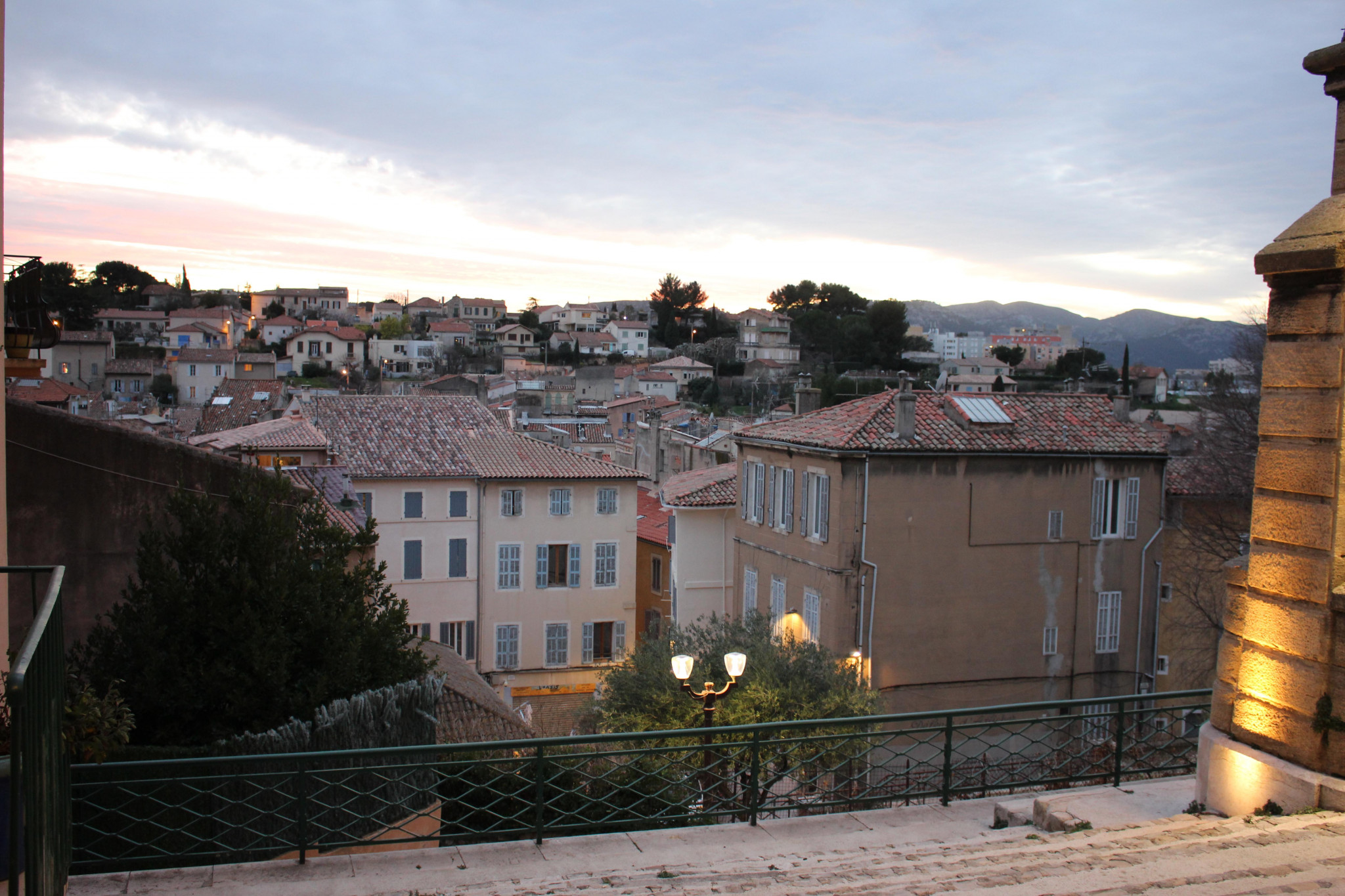 Le centre d’action sociale d’Aubagne sur le pont en période de canicule