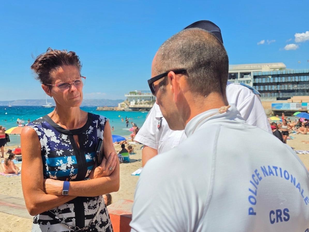 Des CRS bien occupés assurent la sécurité sur la plage des Catalans