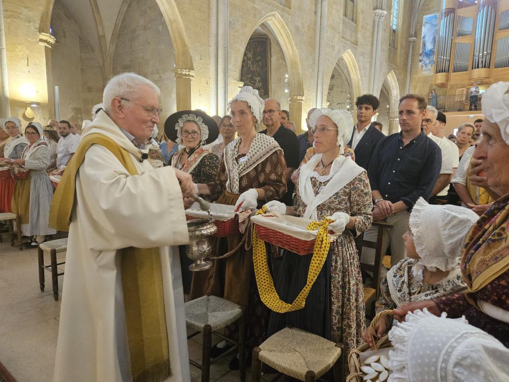 La bénédiction des calissons toujours prisée 30&nbsp;ans après sa relance