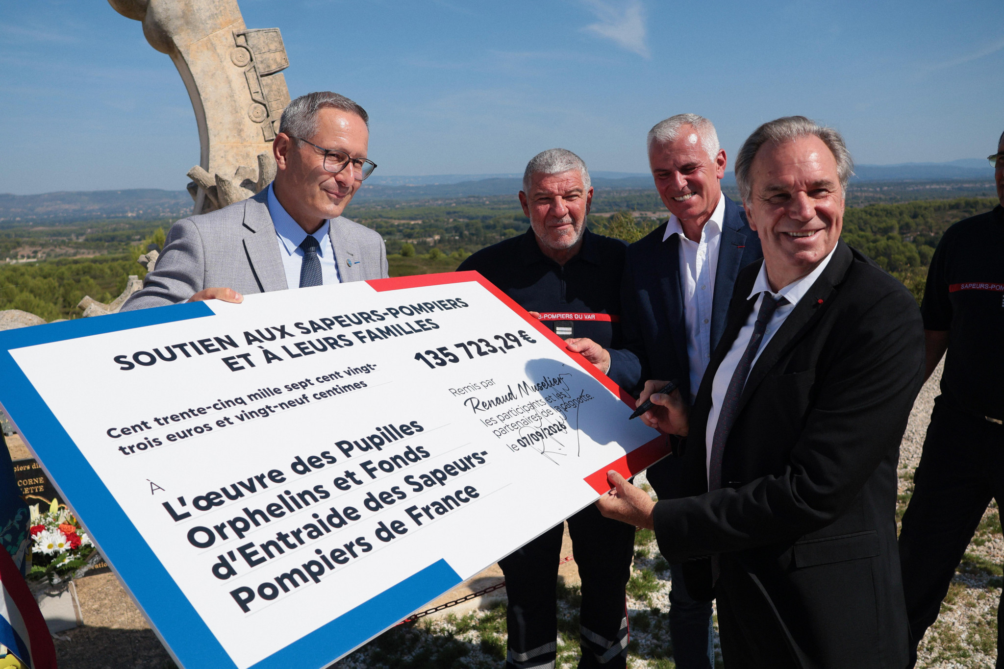 Lançon-Provence : Renaud Muselier remet un don pour les pompiers
