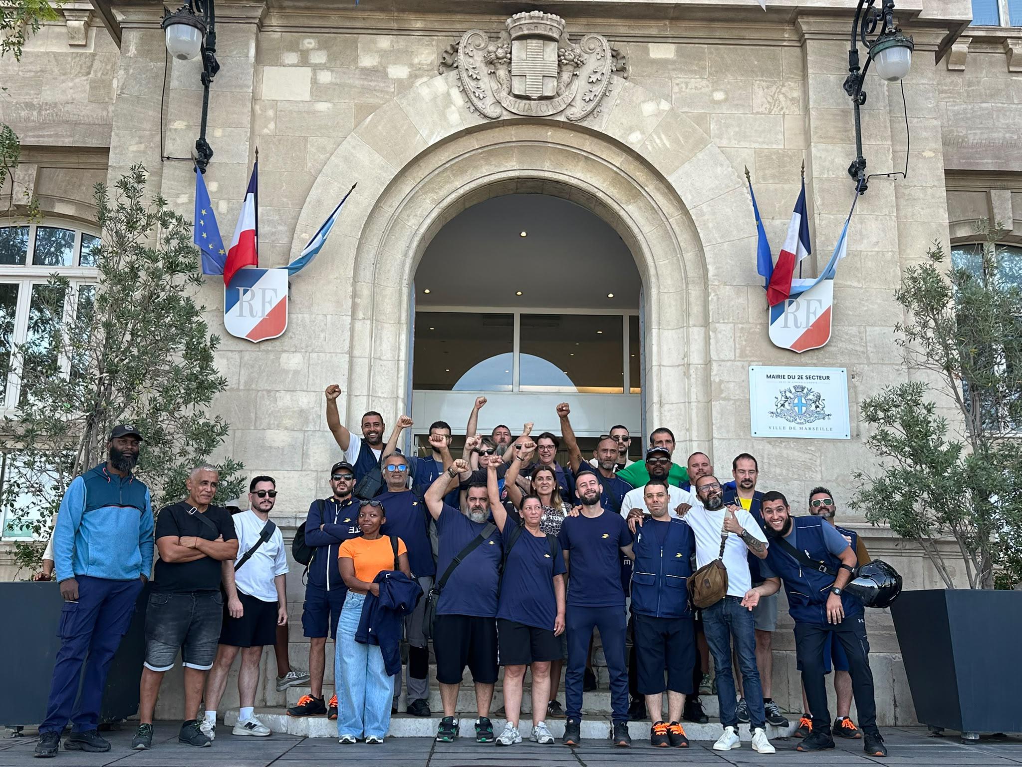 Les facteurs de la plateforme des docks à Marseille en grève