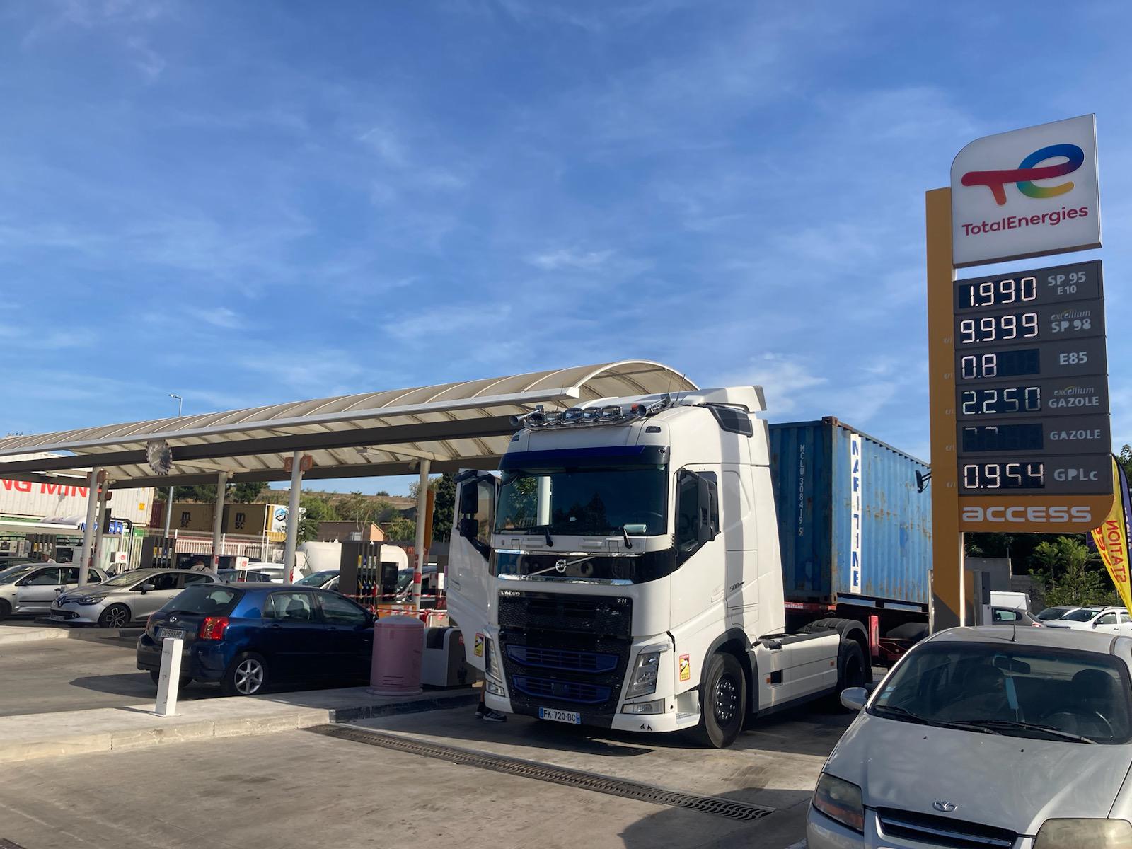 Promesses au rabais face aux prix records des carburants