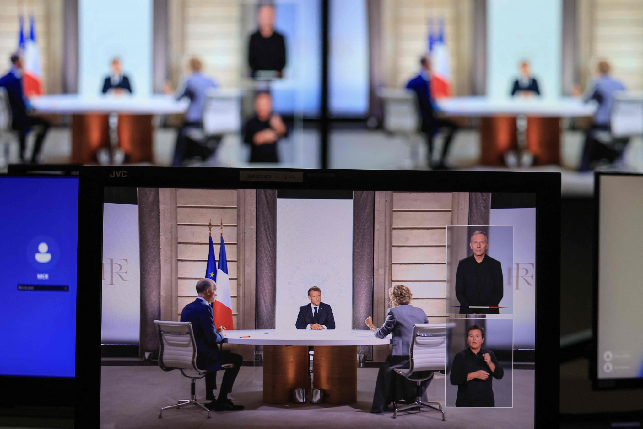 Emmanuel Macron droit dans ses bottes