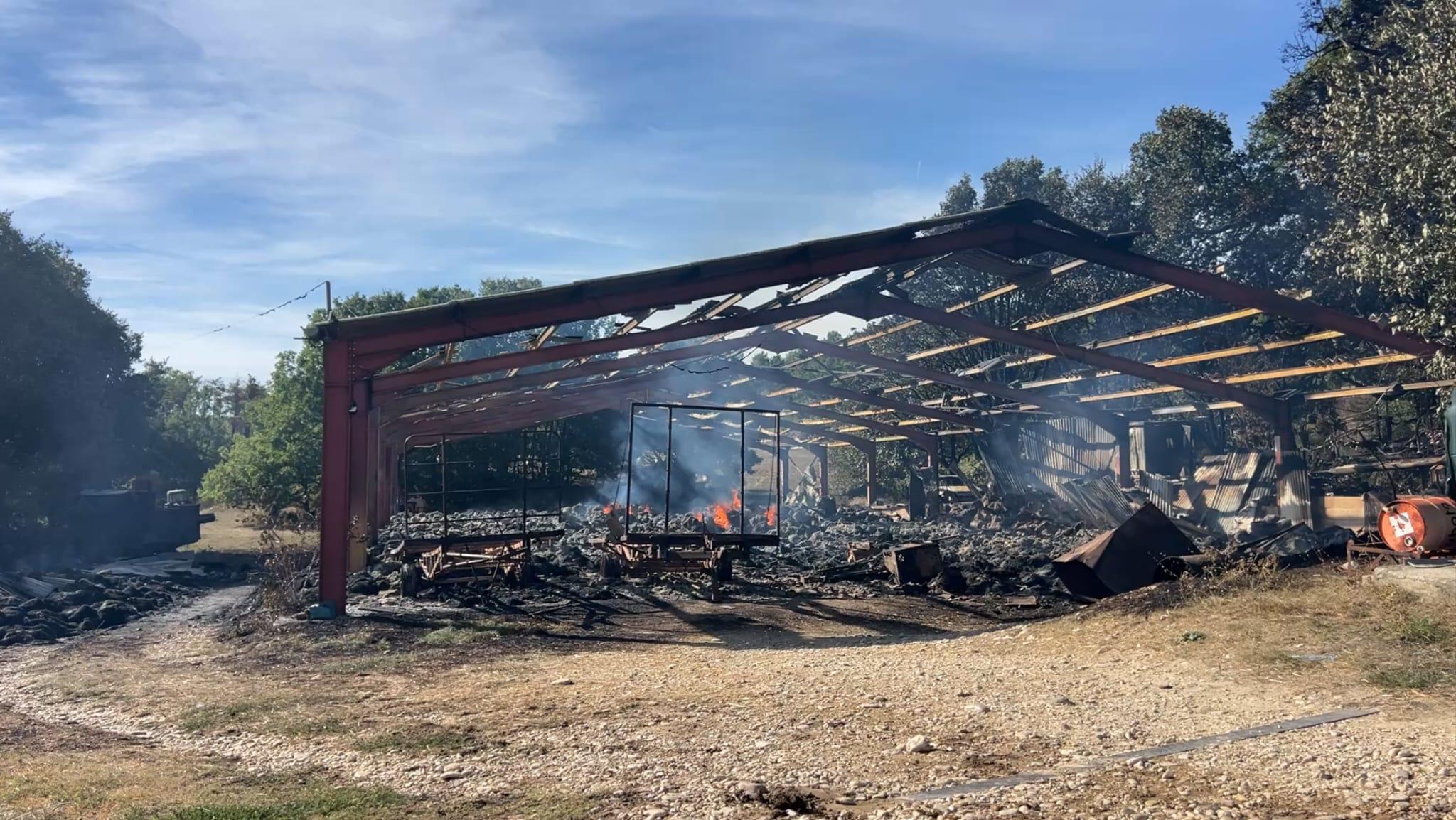 À Moustiers-Sainte-Marie, deux hangars et deux caravanes brûlent, le feu sous surveillance