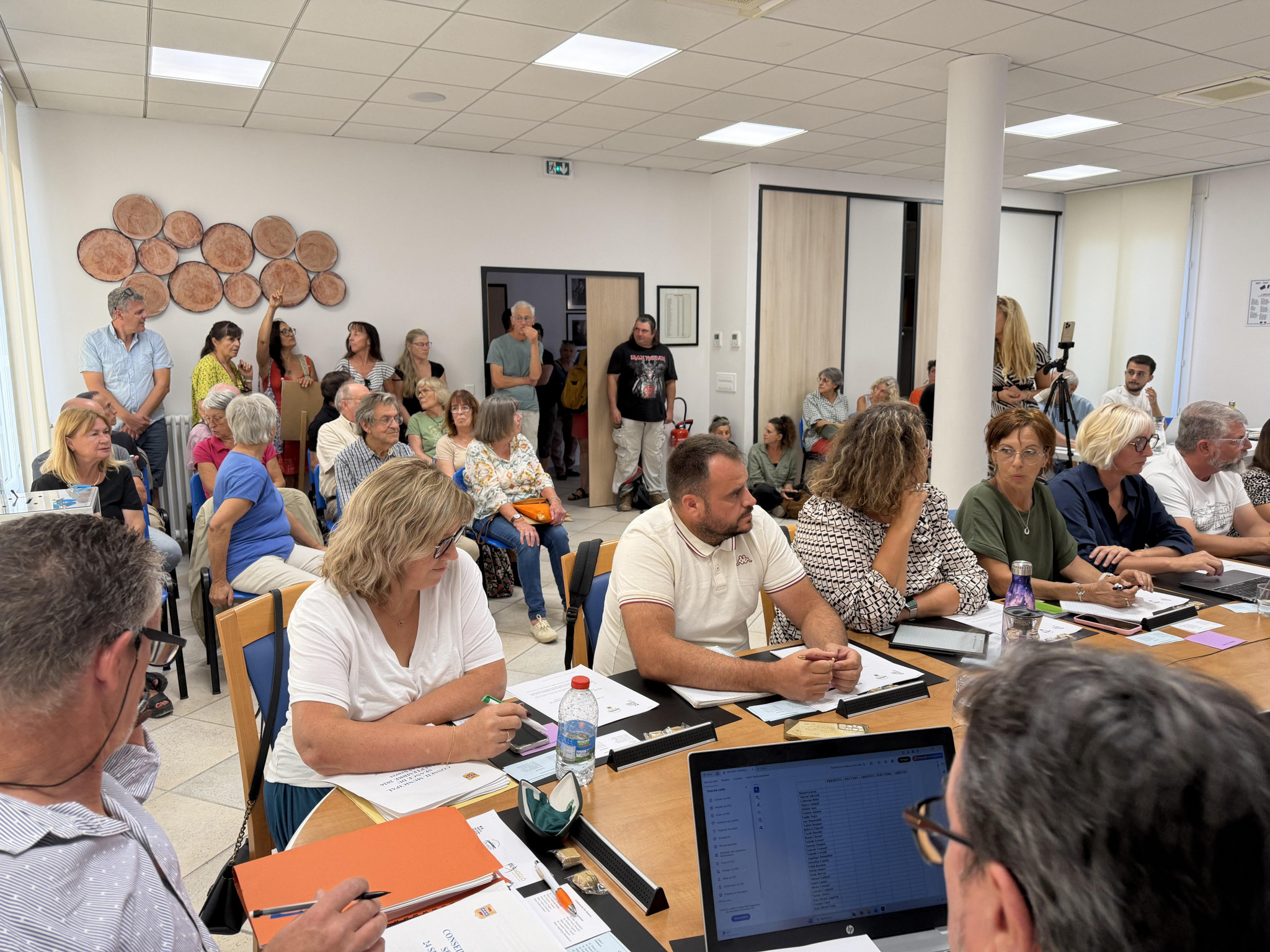 Des militants s’opposent au projet de centrale photovoltaïque au conseil municipal d’Oraison