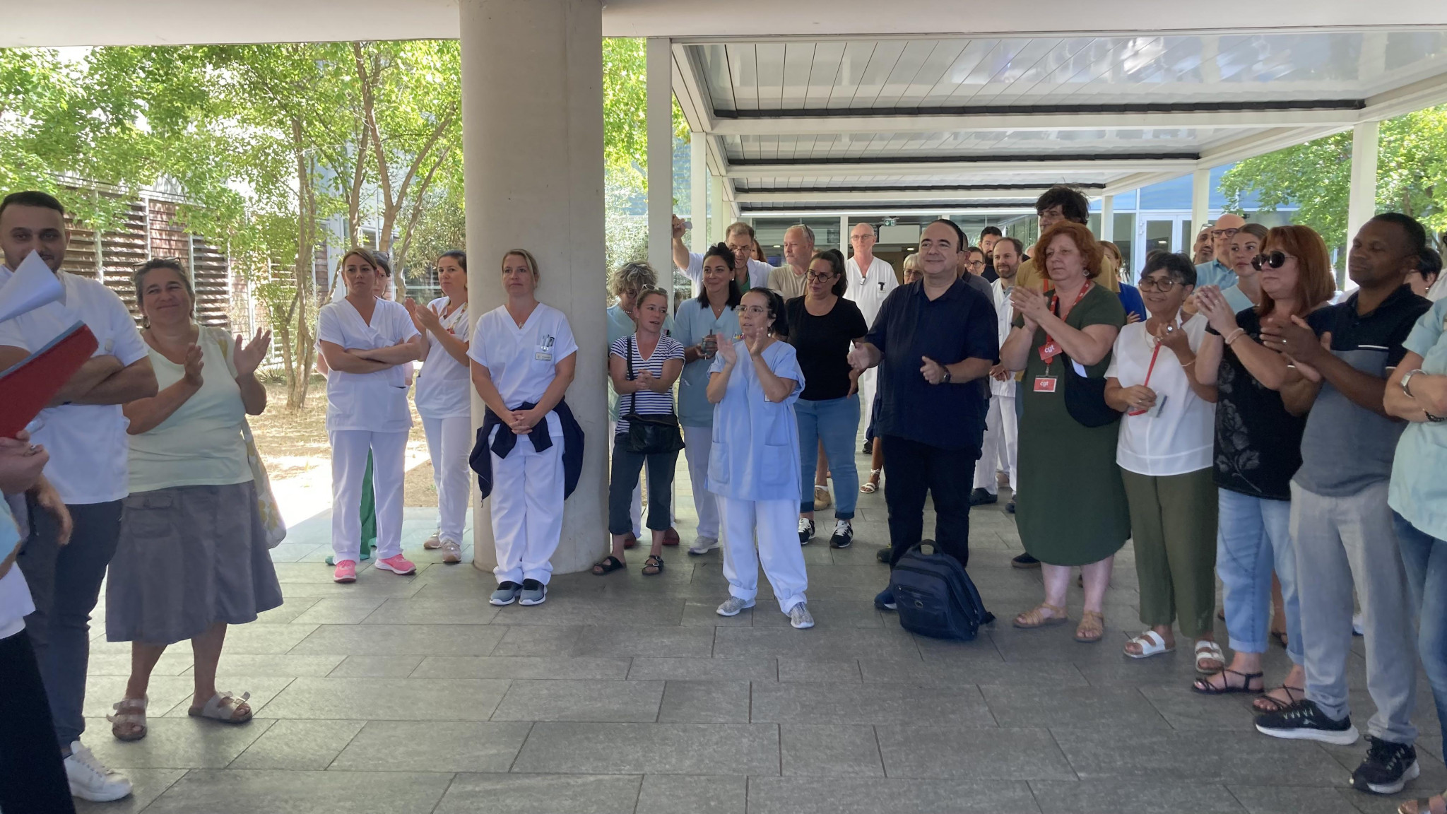 Les personnels de l’hôpital de Manosque en soutien à une agente