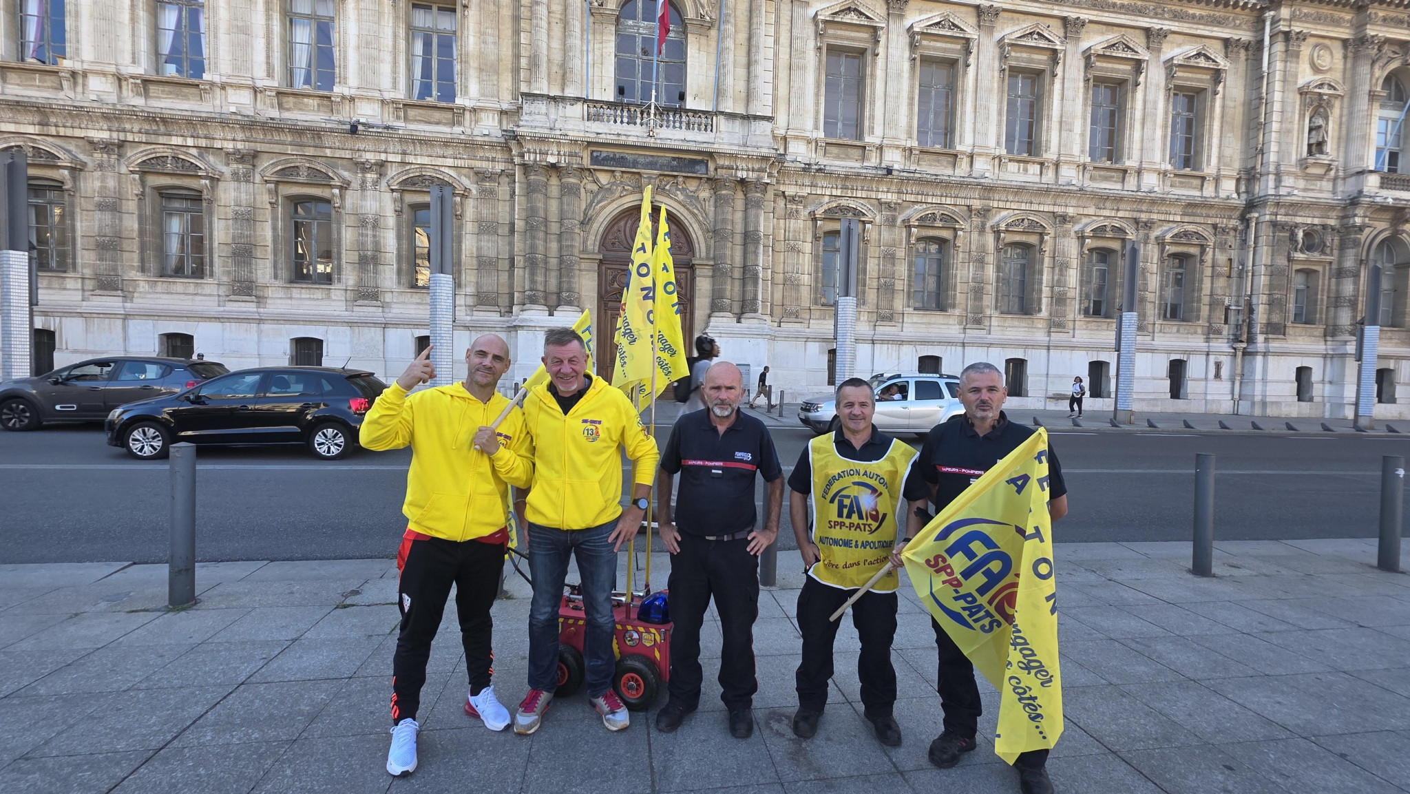 Des pompiers satisfaits de l’échange avec le préfet