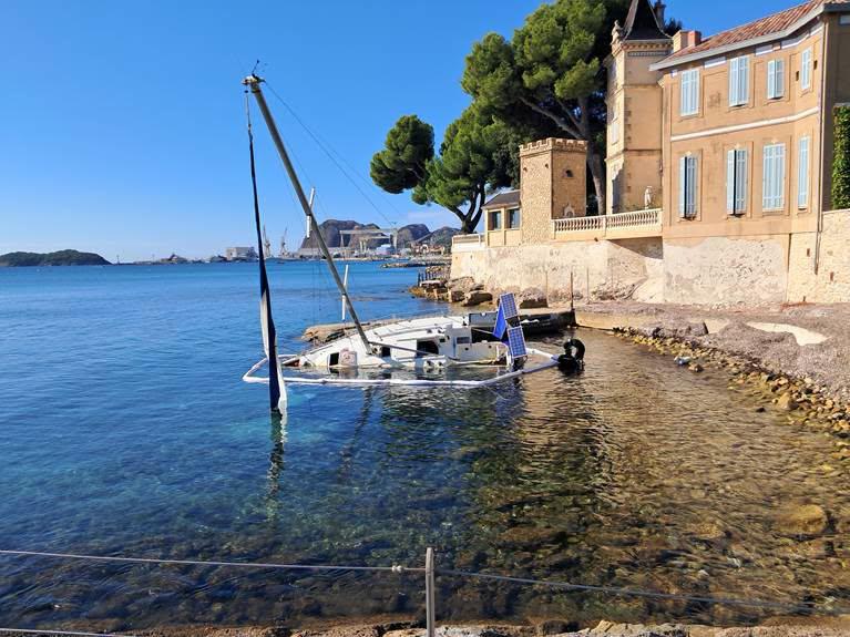 À La Ciotat, le voilier toujours tanqué