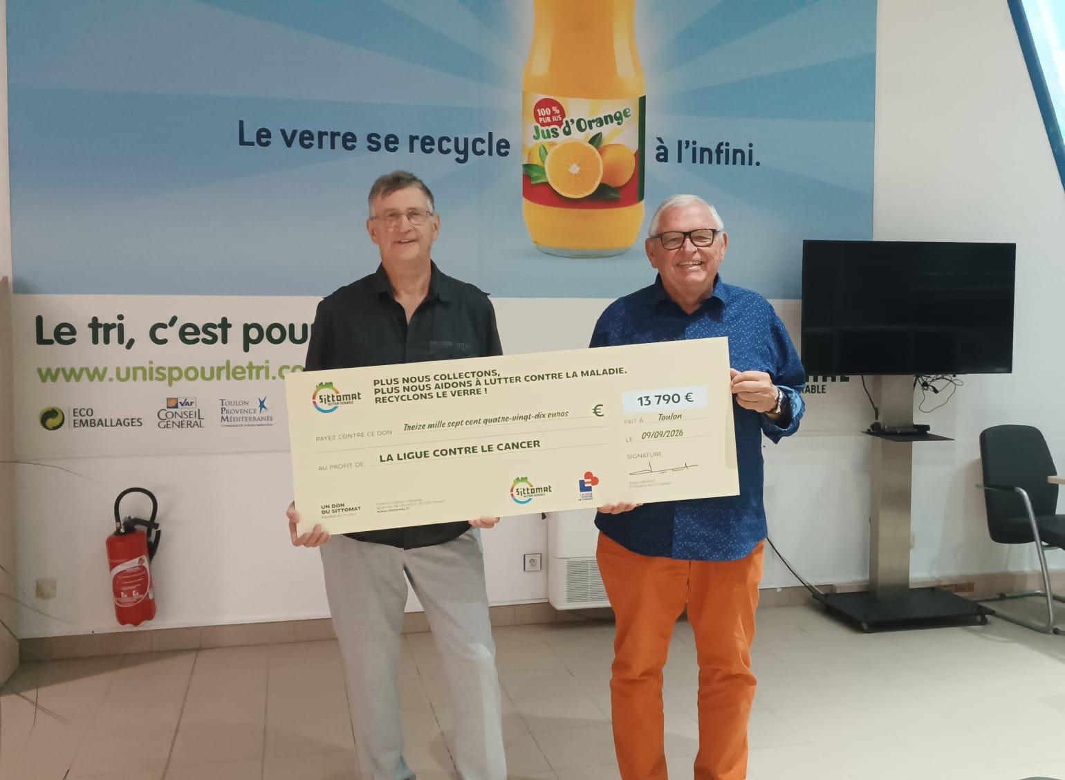 Le Sittomat remet un chèque de 13&nbsp;790&nbsp;euros à la Ligue contre le cancer